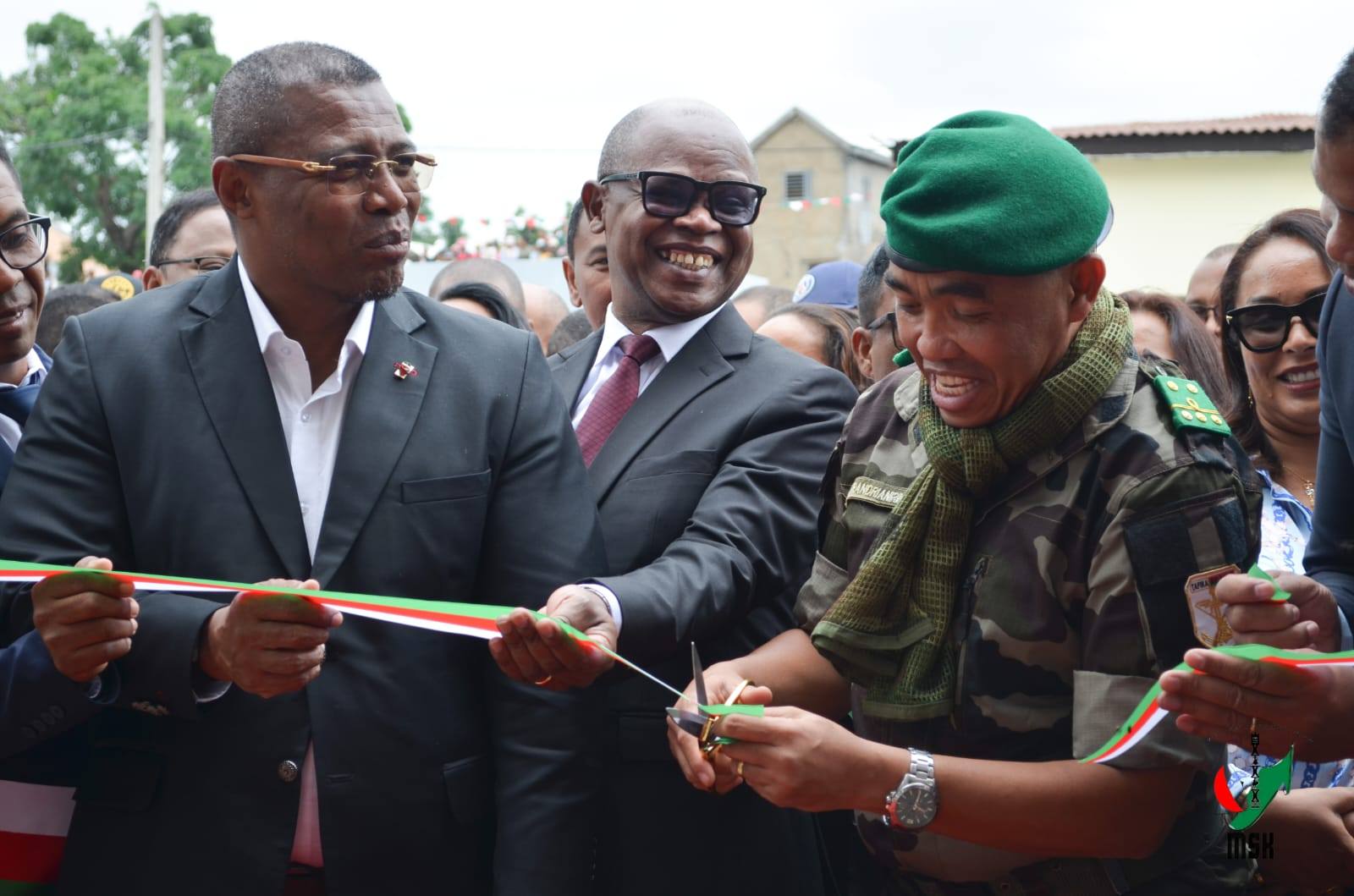 HAMPITOMBOINA NY FOTODRAFITRASA ILAIN'NY VAHOAKA ISAM-PARITRA. NAHAZO TRANO SY KIANJA ARA-PANATANJAHANTENA ARY BIRAON'NY POLISY SY CSB II NY FARITRA VAKINANKARATRA