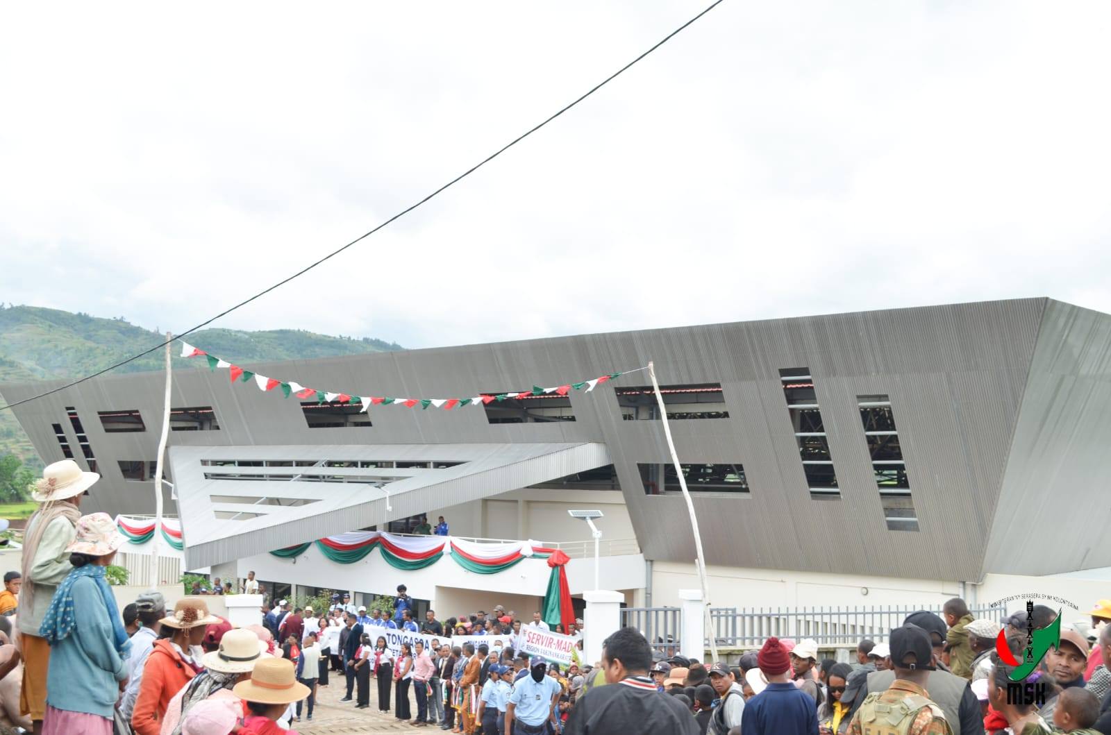 HAMPITOMBOINA NY FOTODRAFITRASA ILAIN'NY VAHOAKA ISAM-PARITRA. NAHAZO TRANO SY KIANJA ARA-PANATANJAHANTENA ARY BIRAON'NY POLISY SY CSB II NY FARITRA VAKINANKARATRA