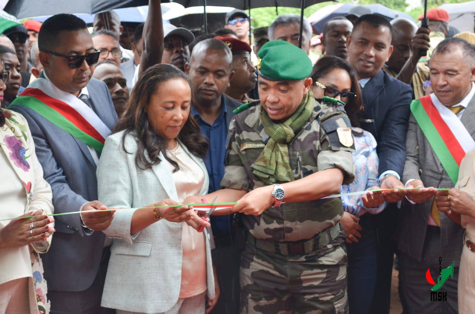 HAMPITOMBOINA NY FOTODRAFITRASA ILAIN'NY VAHOAKA ISAM-PARITRA. NAHAZO TRANO SY KIANJA ARA-PANATANJAHANTENA ARY BIRAON'NY POLISY SY CSB II NY FARITRA VAKINANKARATRA