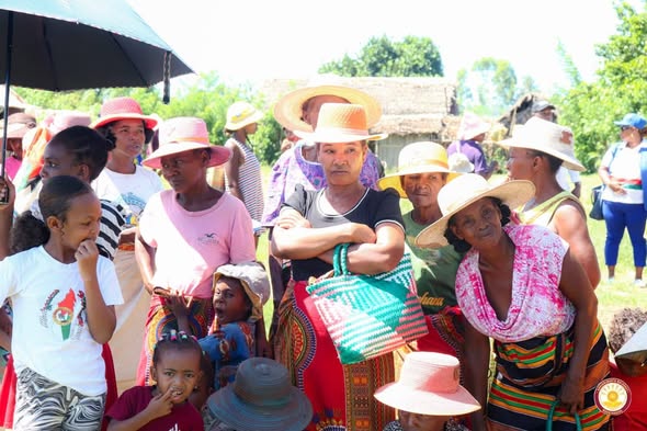 RIVODOZA FYTIA : TONGA NANAMPY IREO TRABOINA TETO MAHANORO SY VATOMANDRY NY PRAIMINISITRA