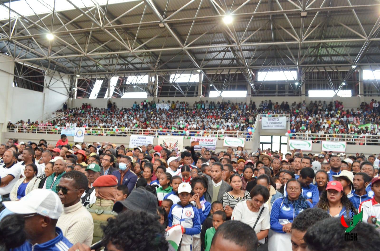 HAMPITOMBOINA NY FOTODRAFITRASA ILAIN'NY VAHOAKA ISAM-PARITRA. NAHAZO TRANO SY KIANJA ARA-PANATANJAHANTENA ARY BIRAON'NY POLISY SY CSB II NY FARITRA VAKINANKARATRA