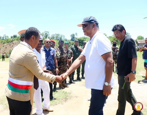 RIVODOZA FYTIA : TONGA NANAMPY IREO TRABOINA TETO MAHANORO SY VATOMANDRY NY PRAIMINISITRA