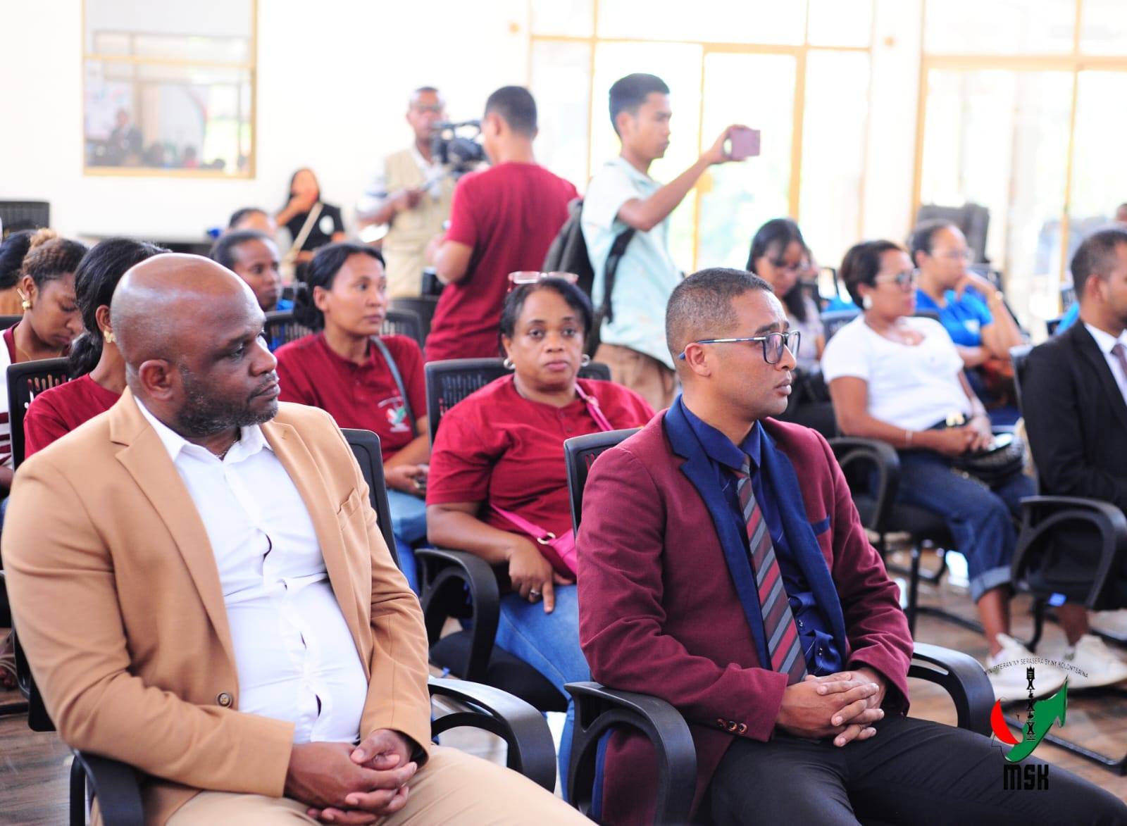 MITONDRA NY TRAIKEFANY, MIARA-MIENTANA AMIN’NY MINISITERAN’NY SERASERA SY NY KOLONTSAINA EO AMIN’NY LAFINY FAMPIOFANANA MOMBA NY SERASERA NY "𝗣𝗘𝗔𝗞"