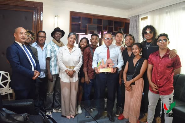 NAHAZO AMBOARA TAMIN’NY FIFANINANANA SEHO ARA-JAVA-KANTO NATAO TANY INDIA NY MALAGASY .