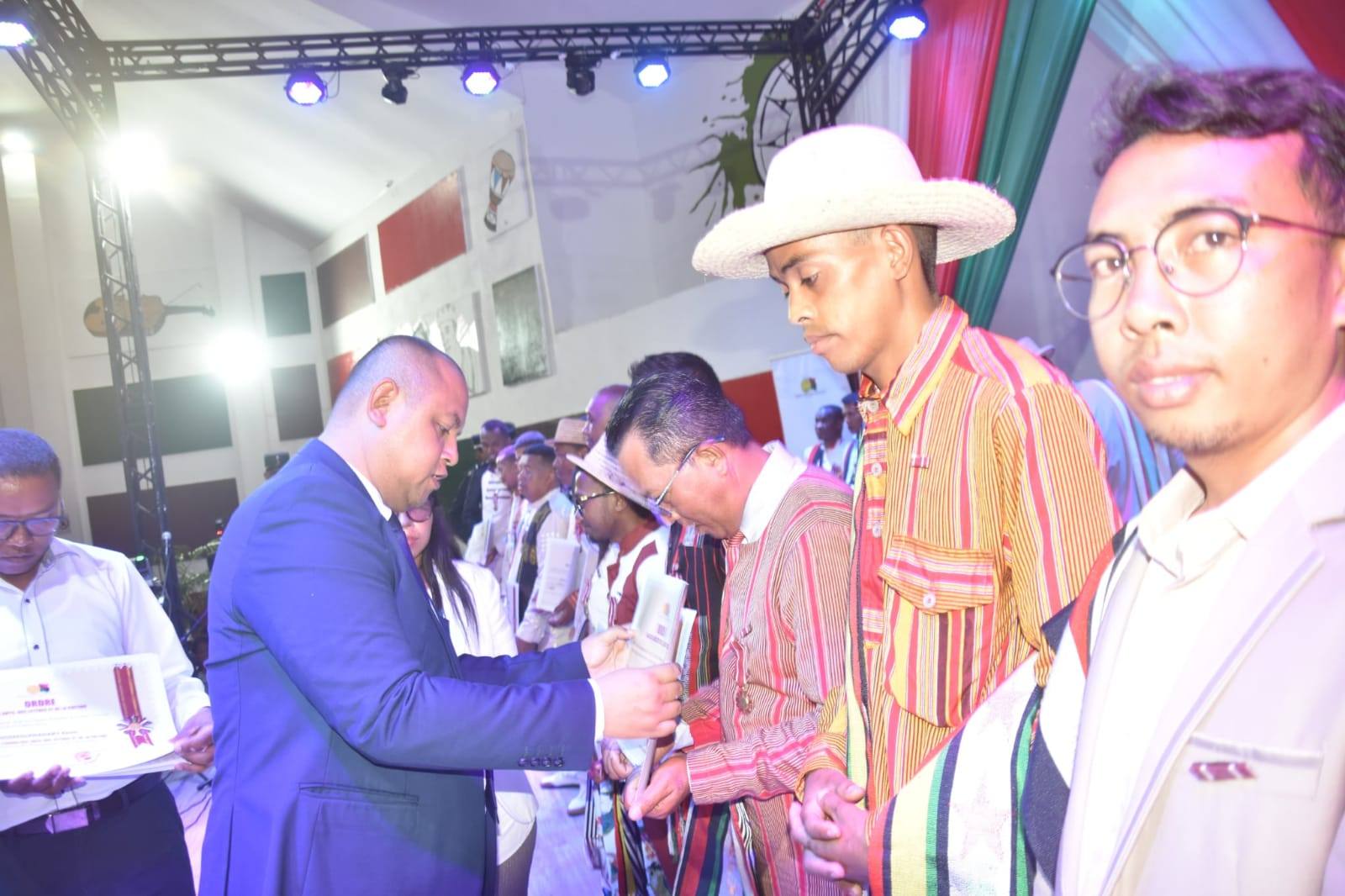 HANAO ADISISIKA HAHAZOAN' NY MPIKABARY MALAGASY MARI-PAHAIZANA ARA-PANJAKANA MISY TOMBOKASE MENA NY MINISITRA GASCAR FENOSOA