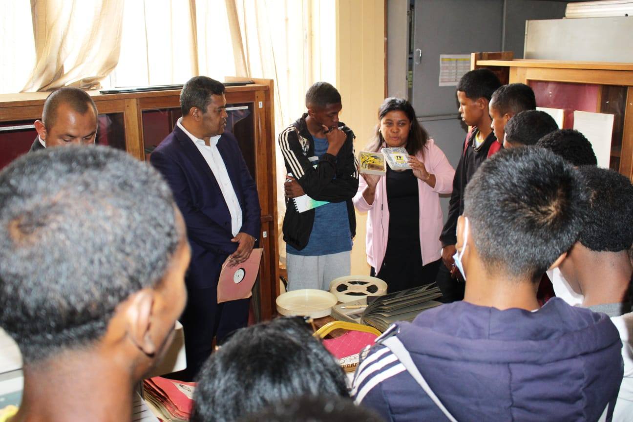 NAMPAHAFANTARIN' NY MINISTERAN' NY SERASERA SY NY KOLONTSAINA AN' IREO MPIANATRA NY ASA SY ANDRAIKITRY NY TRANOMBOKIM-PIRENENA