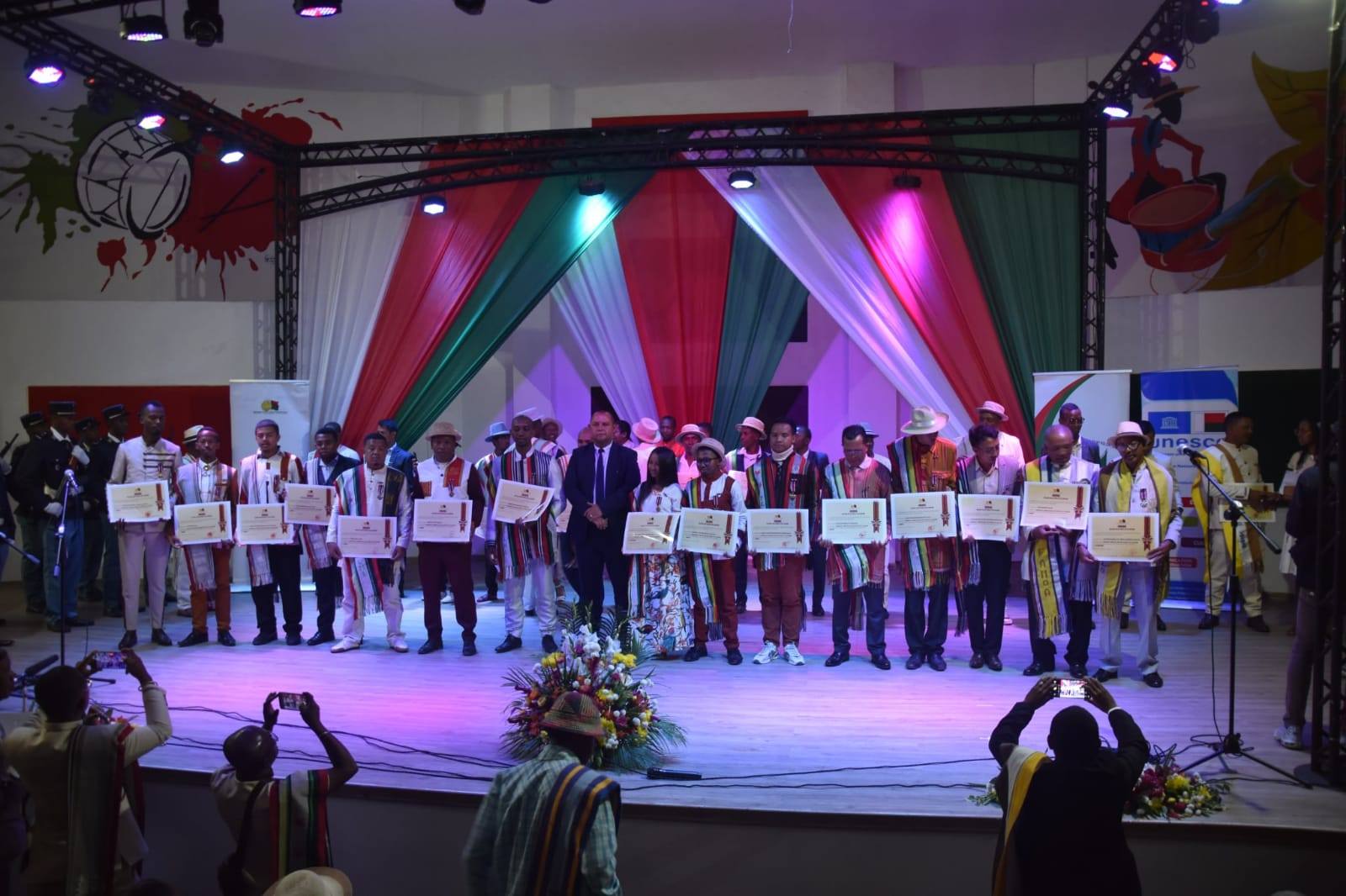 HANAO ADISISIKA HAHAZOAN' NY MPIKABARY MALAGASY MARI-PAHAIZANA ARA-PANJAKANA MISY TOMBOKASE MENA NY MINISITRA GASCAR FENOSOA