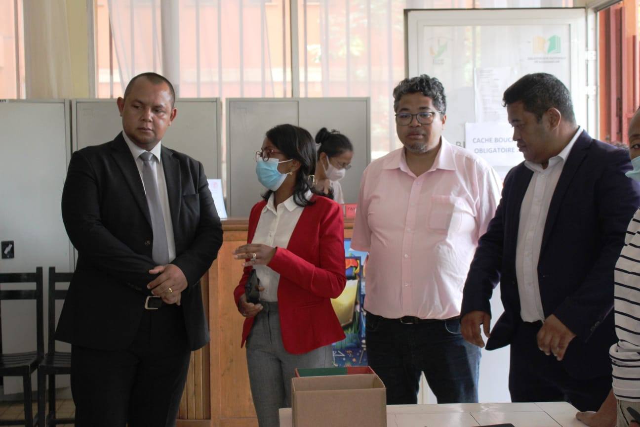 NAMPAHAFANTARIN' NY MINISTERAN' NY SERASERA SY NY KOLONTSAINA AN' IREO MPIANATRA NY ASA SY ANDRAIKITRY NY TRANOMBOKIM-PIRENENA