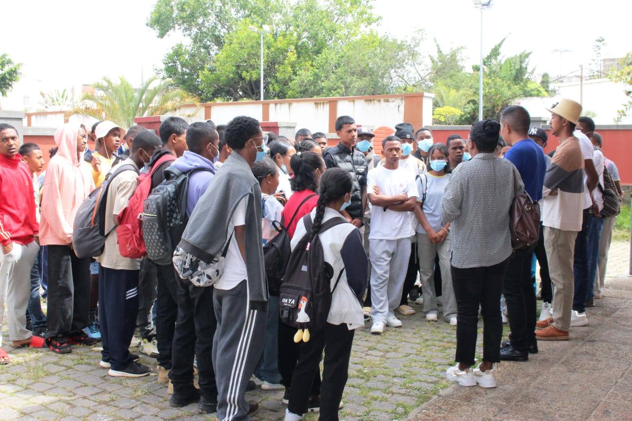 NAMPAHAFANTARIN' NY MINISTERAN' NY SERASERA SY NY KOLONTSAINA AN' IREO MPIANATRA NY ASA SY ANDRAIKITRY NY TRANOMBOKIM-PIRENENA