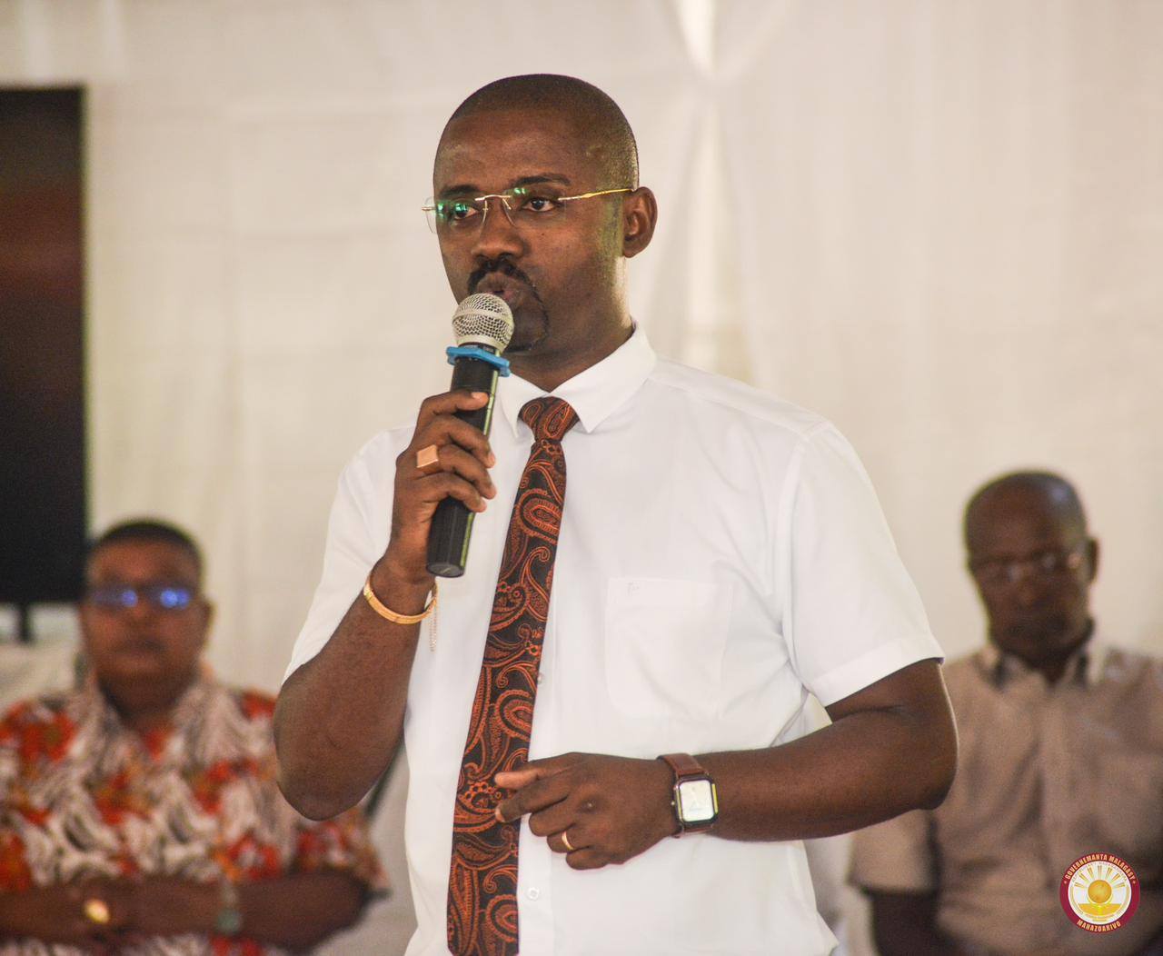 BASE TOLIARA VONONA HIFANOME TANANA NY RAY AMAN-DRENY SY NY MPANAO POLITIKA ATY AN-TOERANA HO AN' IO TETIKASA IO