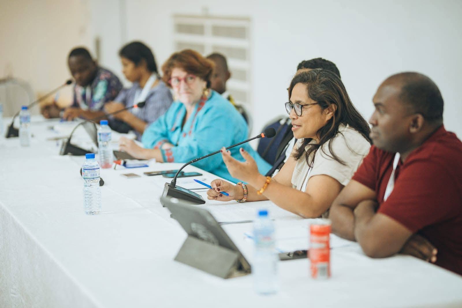 NISONGADINA TEO AMIN' NY SEHATRA AFRIKANA NY EZAKA VITAN' I MADAGASIKARA TAMIN' NY FAMETRAHANA NY " SATAN' NY MATIHANINA AMIN' NY SEHATRY NY BOKY " NA NY " CHARTES DES PROFESSIONNELS DU LIVRE "