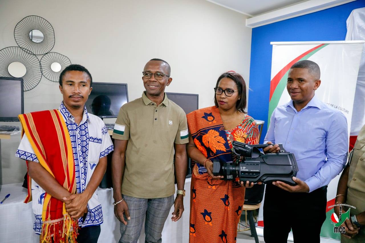 MITOHY HATRANY NY FAMPITAOVANA ATAON' NY FITONDRAM-PANJAKANA HO AN' IREO RAFITRA ENY IFOTONY