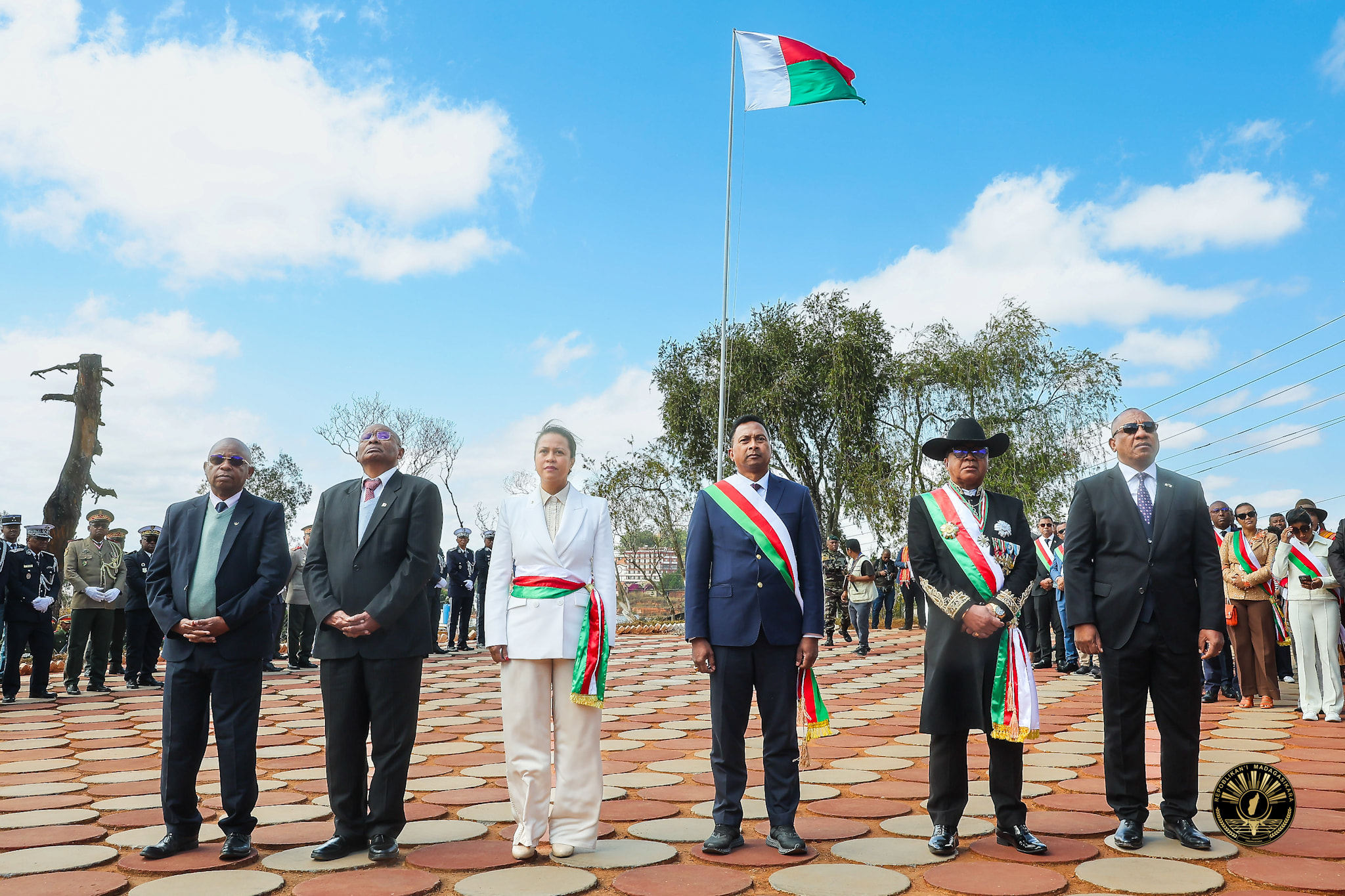 TONTOSA OMALY TENY AMIN' NY FASAN' NY MAHERIFO AVARATR' AMBOHITSAINA NY LANONANA ARA-MIARAMILA HO FANOMEZAM-BONINAHITRA SY FAMERENAN-KASINA NY AMPANJAKA TOERA SY IREO MPITARI-TAFIKA ROA LAHY LAVO HO AN' NY TANINDRAZANA TAMIN' NY 1897