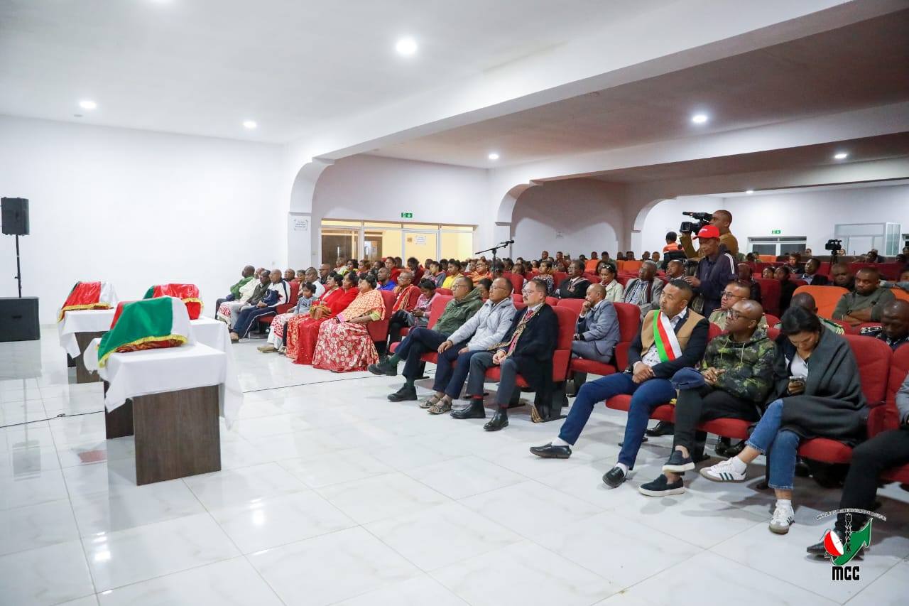 TAORIAN' NY NIAINGANY TEO MAUSOLEE, FASAN' NY MAHERY FO AVARATR' AMBOHITSAINA, ANTANANARIVO, NIJANONA TAO ANTSIRABE NY KABESON' NY AMPANJAKA TOERA SY IREO MIARAMILA ROALAHY NIARAKA TAMINY