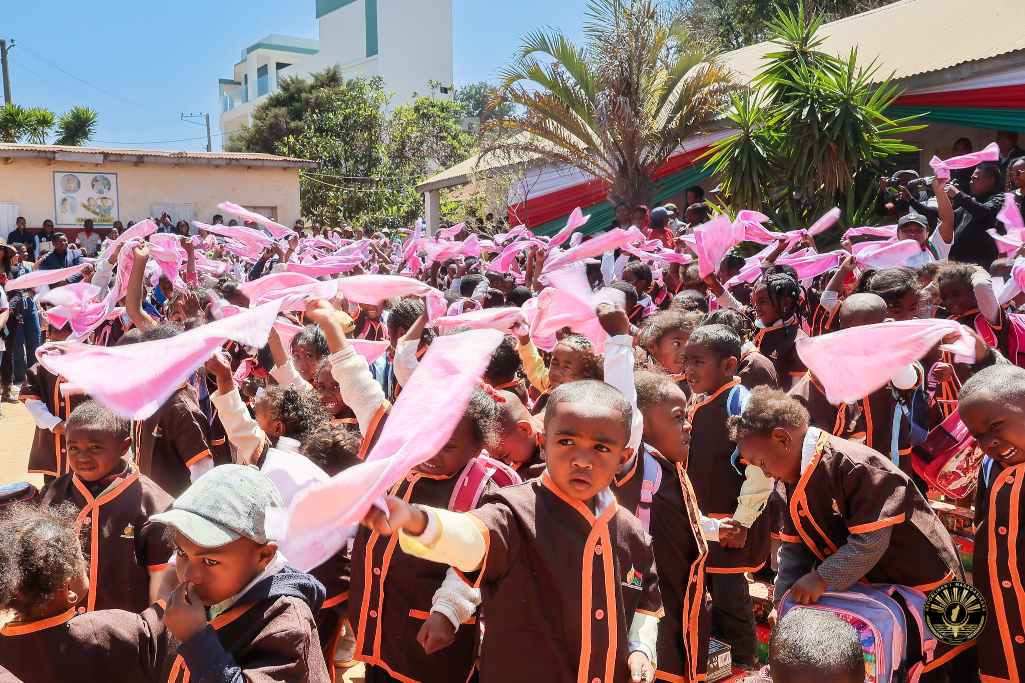 NANOLOTRA FITAOVAM-PIANARANA FENO HO AN' IREO ANKIZY MPIANATRA AO AMIN' NY EPP AMBATOBE NY FILOHA ANDRY RAJOELINA SY RAMATOA VADINY