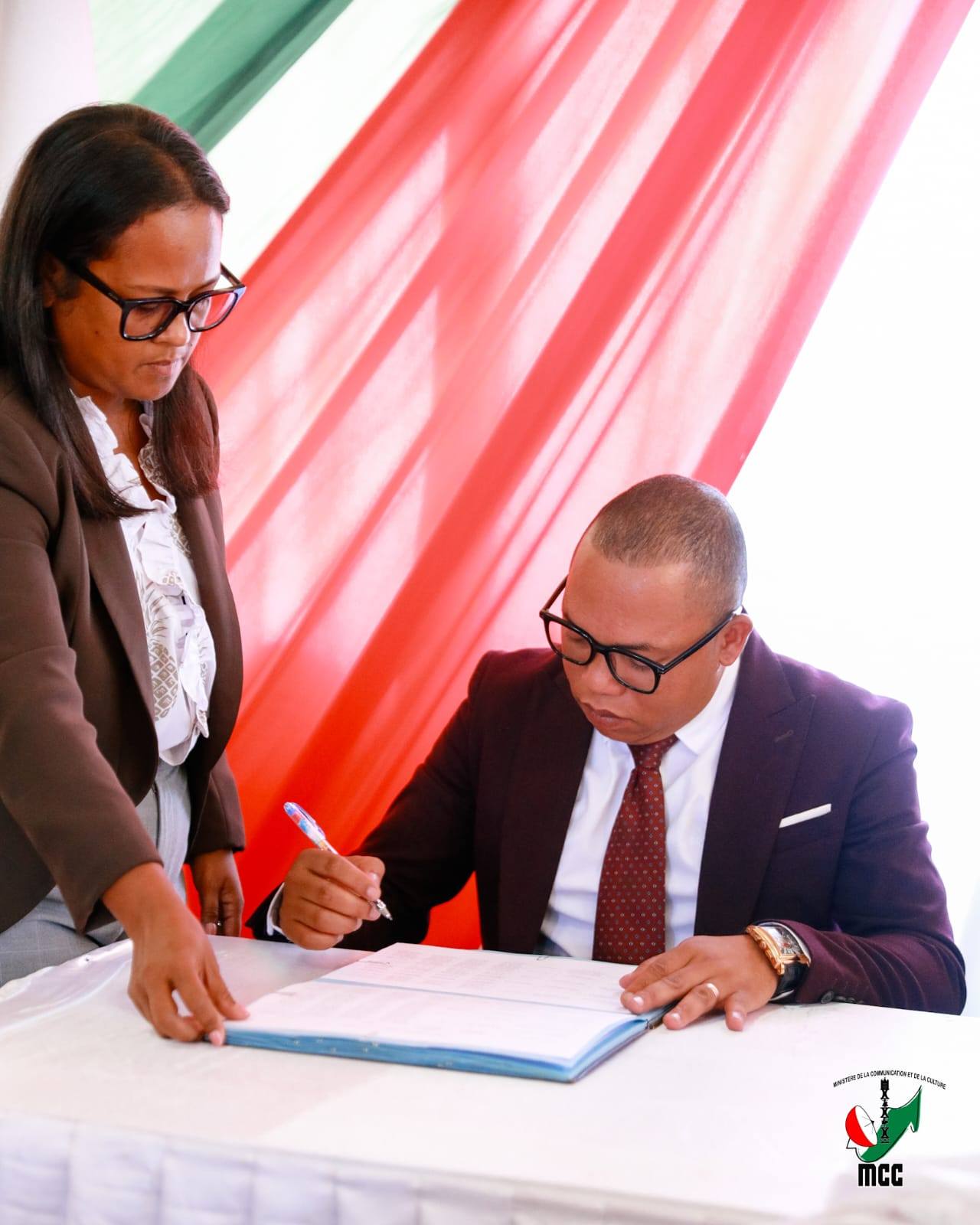 29/10/25 ANDROANY NO NANDRAY NY FITANTANAN-DRAHARAHA OFISIALY NY MINISITRY NY SERASERA SY NY KOLONTSAINA GASCAR FENOSOA