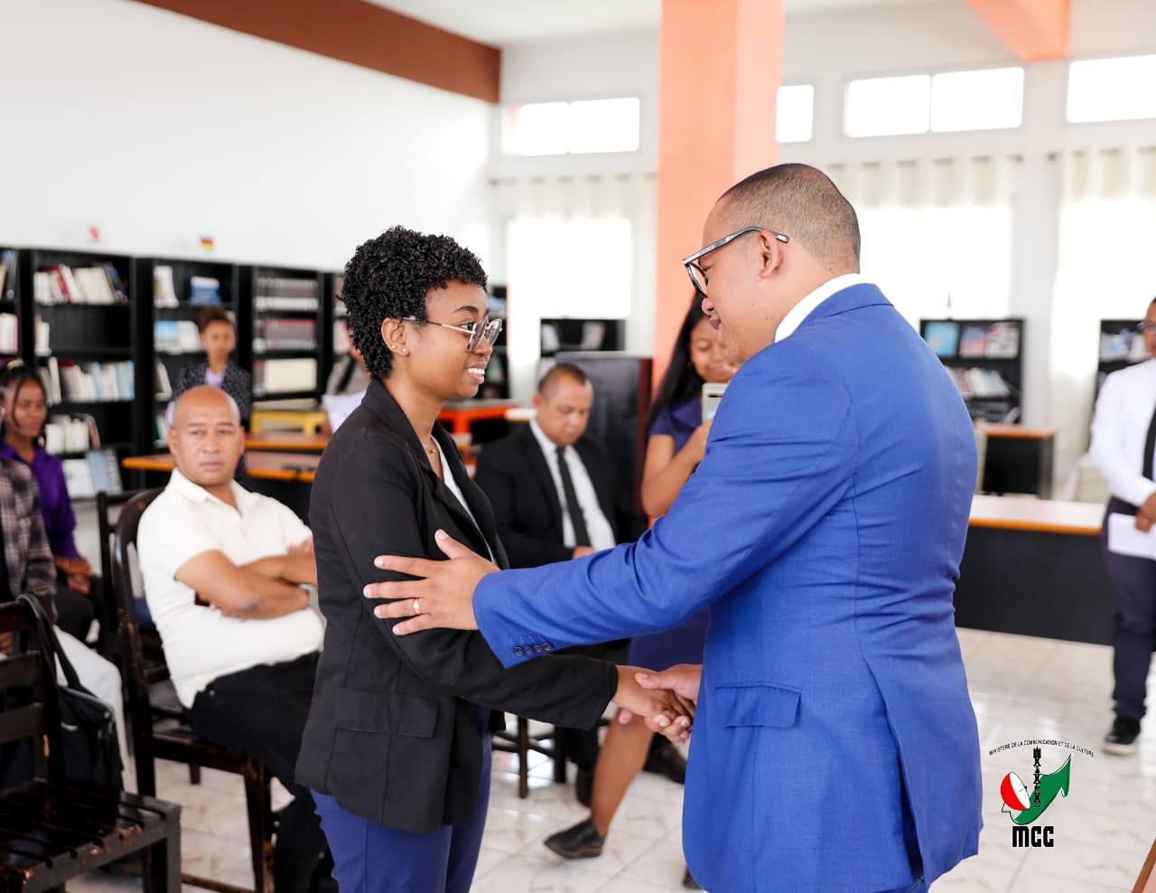 NORAISIN' NY MINISTERAN' NY SERASERA SY NY KOLONTSAINA IREO TANORA MPILATSAKA AN-TSITRAPO HO ANY FRANTSA