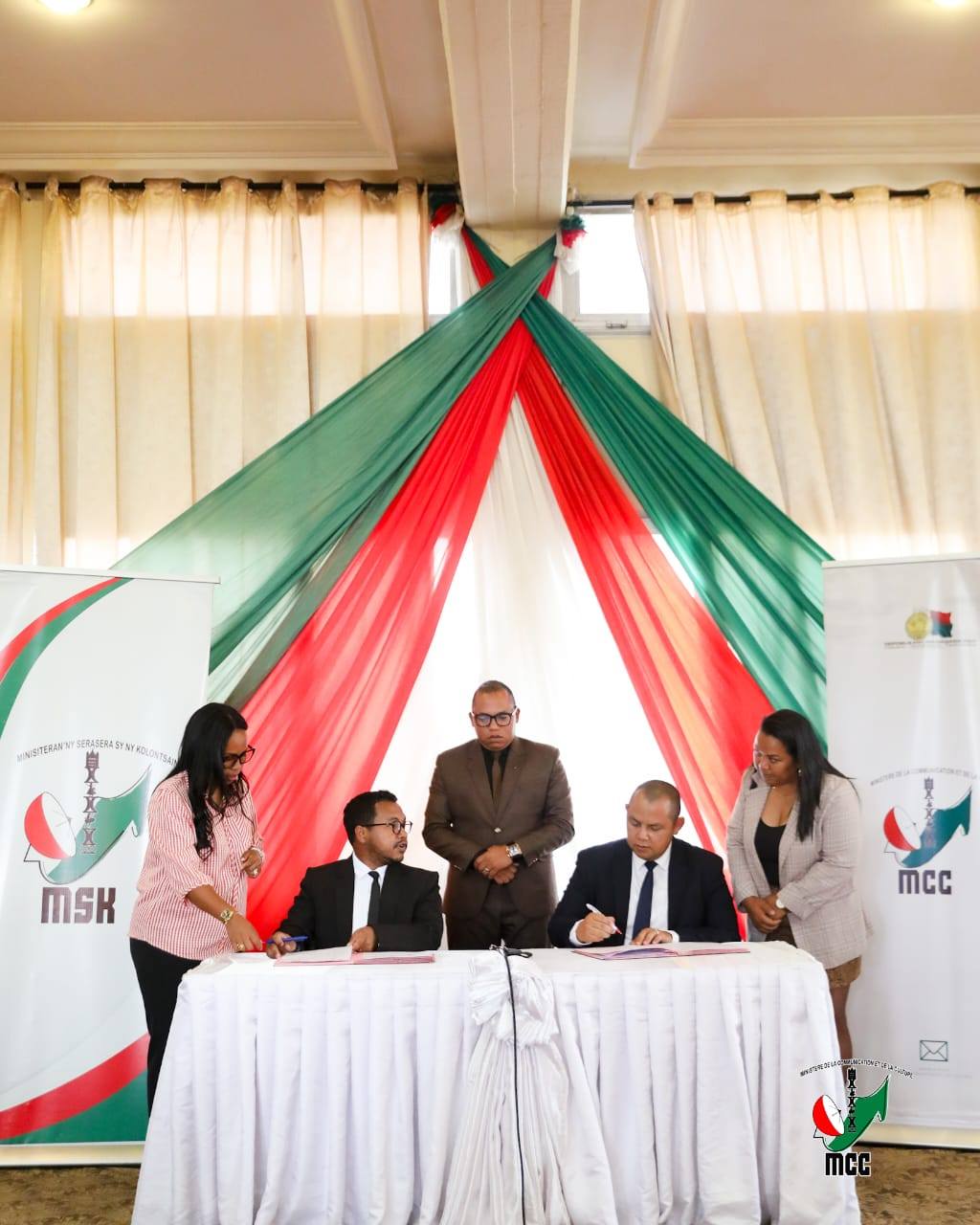 NANDRAY NY ASANY NANOMBOKA ANDROANY NY SEKRETETA JENERALY VAOVAO EO ANOVON' NY MINISTERAN' NY SERASERA SY NY KOLONTSAINA RASOLOFOARIJAONA MIARY