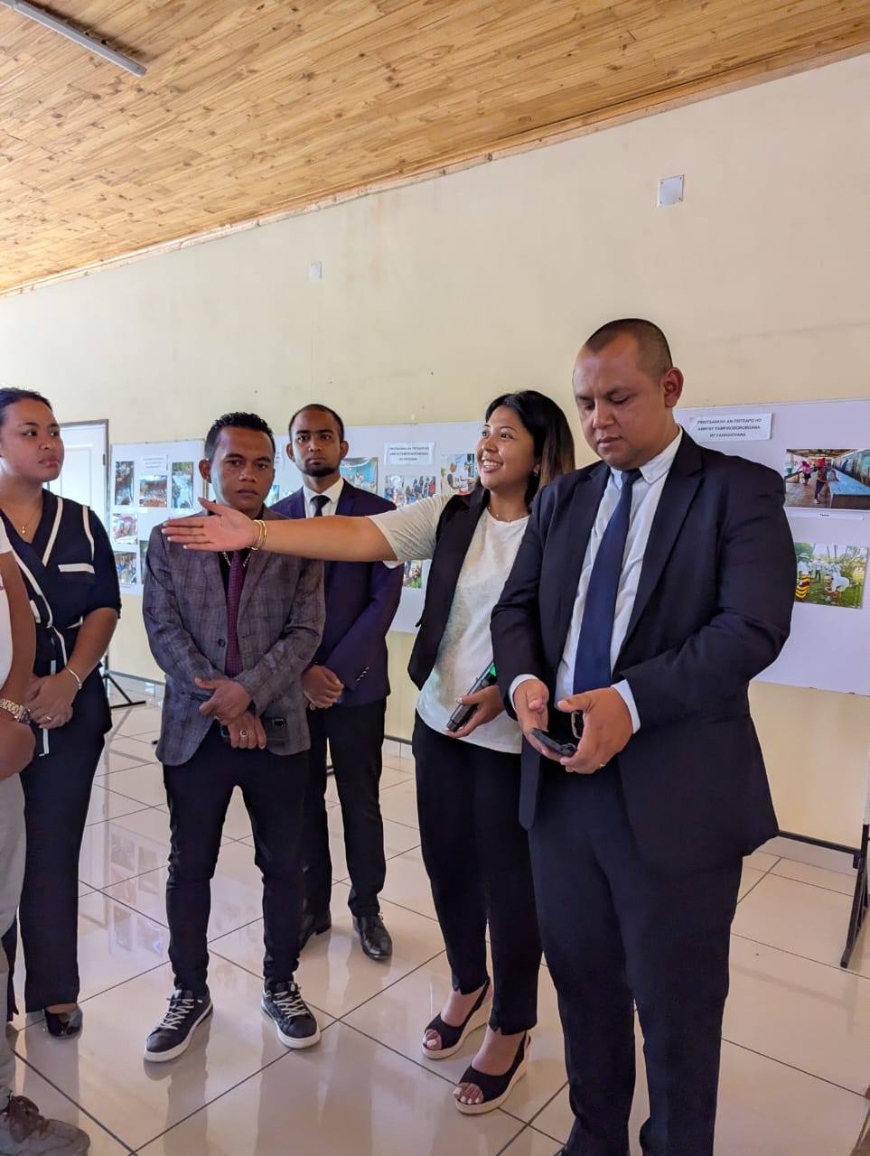 SARY MANODIDINA NY 3000 MIRAKITRA IREO ASAN' NY FIROTSAHANA AN-TSITRAPO ETO ANIVON'NY MINISTERAN' NY SERASERA SY NY KOLONTSAINA