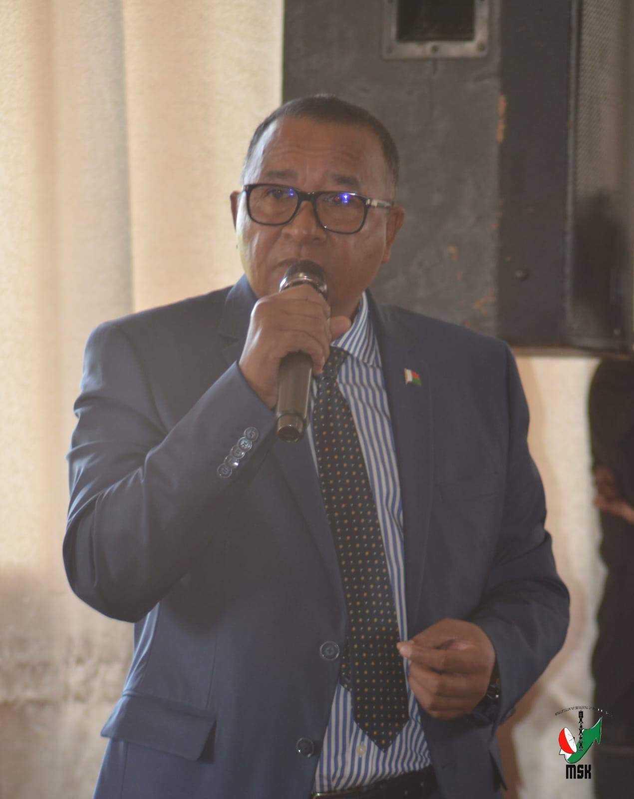 NIARA-NIDINIKA TAMIN'IREO TOMPONY HAINO VAKY JERY NY MOMBA NY TNT