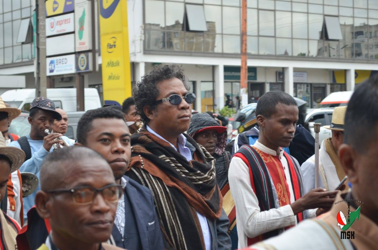 HARAVORAVOANA SY ENDRIKA FENO TSIKY NO NIARAHAN'NY MPIKABARY NISANTATRA NY ANDROM-PIRENENA HO AN' NY KABARY MALAGASY