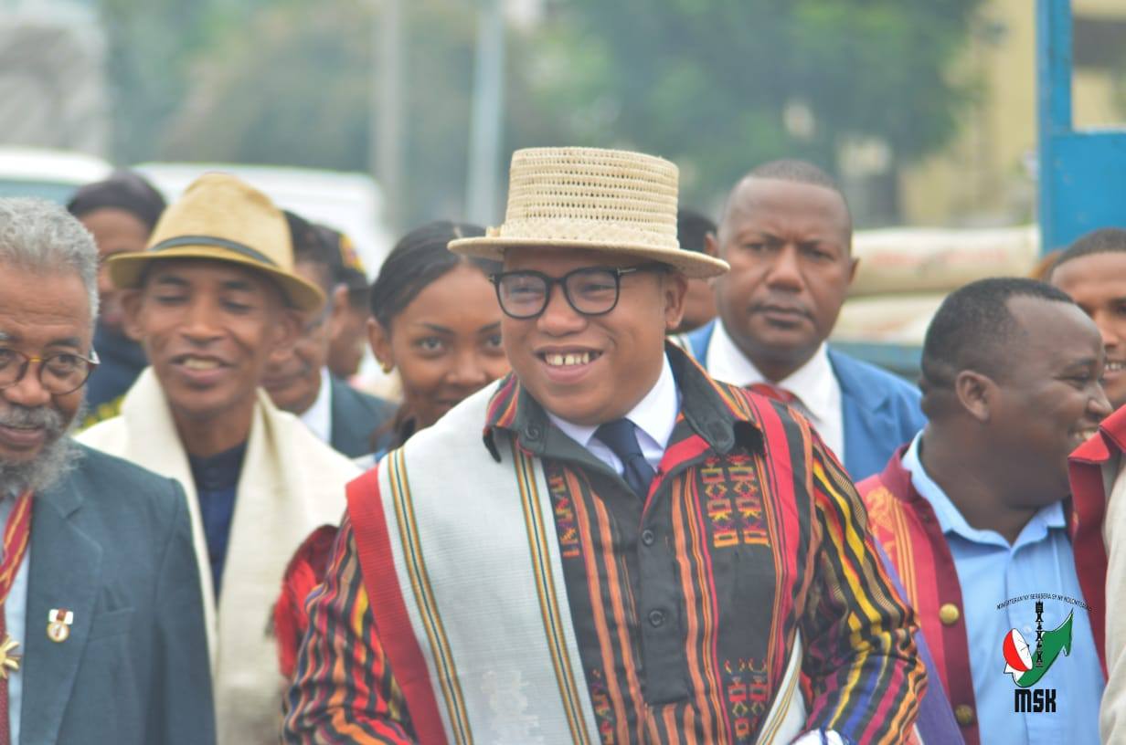 MANANDRATRA AVO NY FOMBA SY KOLONTSAINA MALAGASY NY MINISITRA GASCAR FENOSOA