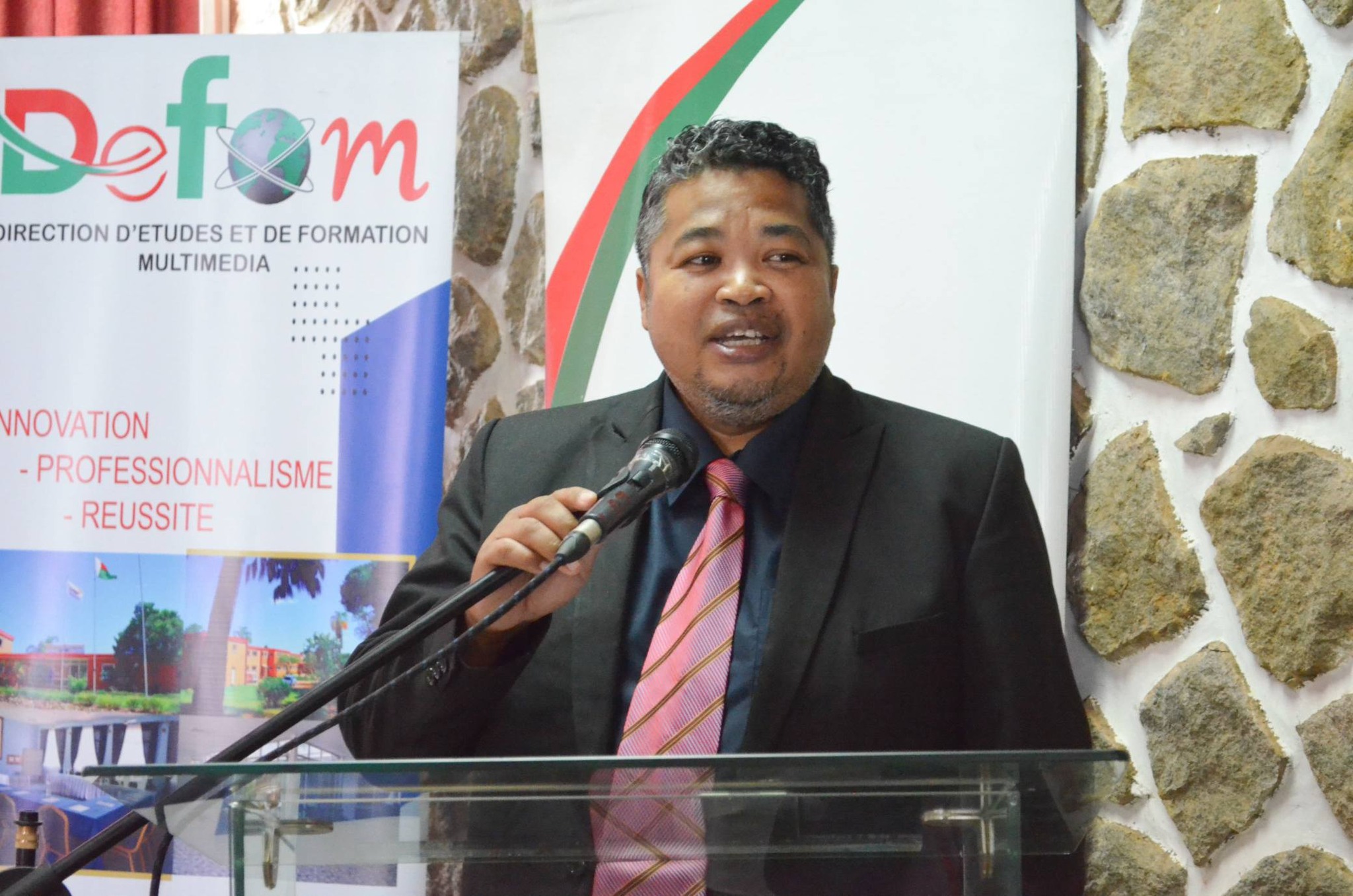 MANANA ANDRAIKITRA AMIN' NY FANATSARANA NY KALITAON' NY ASA FANAOVAN-GAZETY SY NY HAINO VAKY JERY NY MINISTERAN' NY SERASERA SY NY KOLONTSAINA