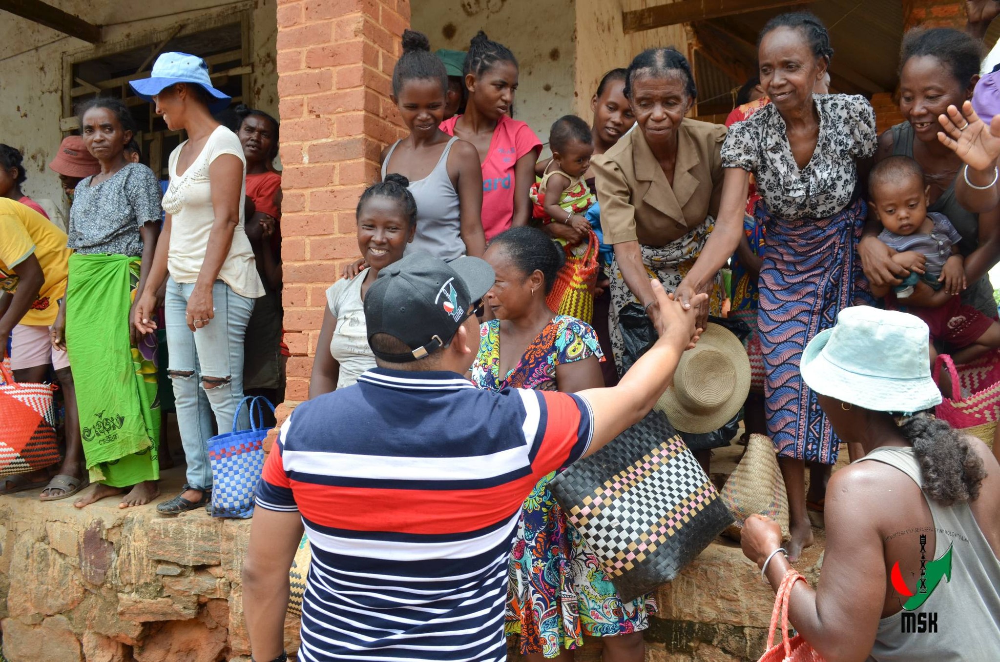 MIROTSAKA ENY AN-KIANJA NY FITONDRAM-PANJAKANA MANONTOLO MANAO TANAN-DAVA MAMONJY NY MPIRAY TANINDRAZANA