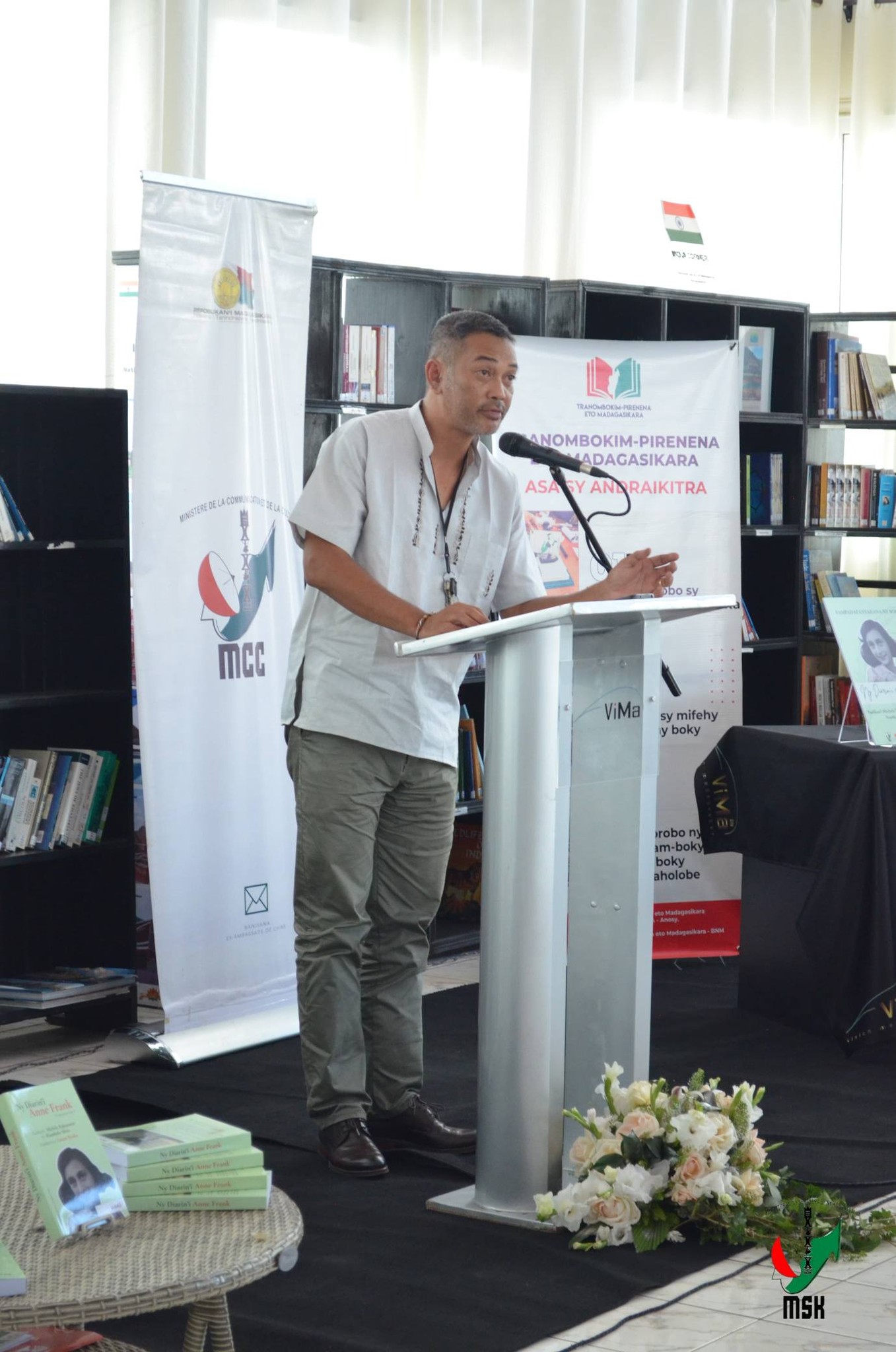 FAMPIROBOROBOANA NY TONTOLON' NY BOKY ATAON' NY MINISTERAN' NY SERASERA SY NY KOLONTSAINA NAMPAHAFANTATRA ANDROANY NY DIARIN' I ANNE FRANK VITA TENY MALAGASY