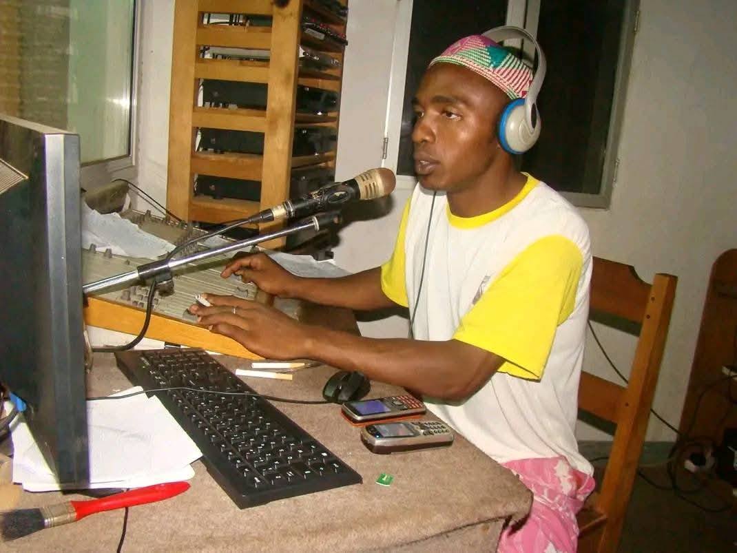 NIARA-NANAMARIKA NY ANDRO MANERAN-TANY HO AN' NY RADIO IREO ONJAMPEO MARO MANERANA NY NOSY