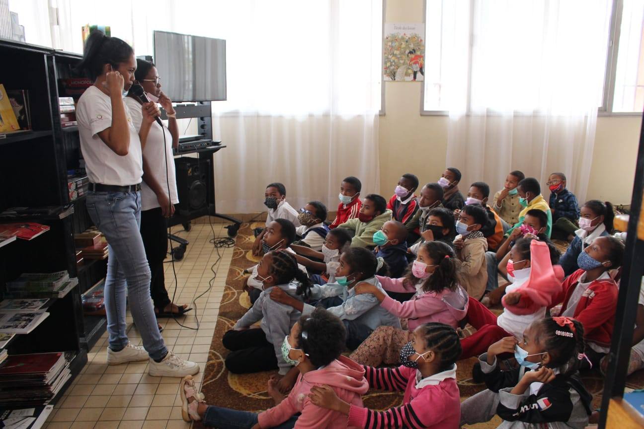 NAMPAHAFANTARIN' NY MINISTERAN' NY SERASERA SY NY KOLONTSAINA AN' IREO MPIANATRA NY ASA SY ANDRAIKITRY NY TRANOMBOKIM-PIRENENA