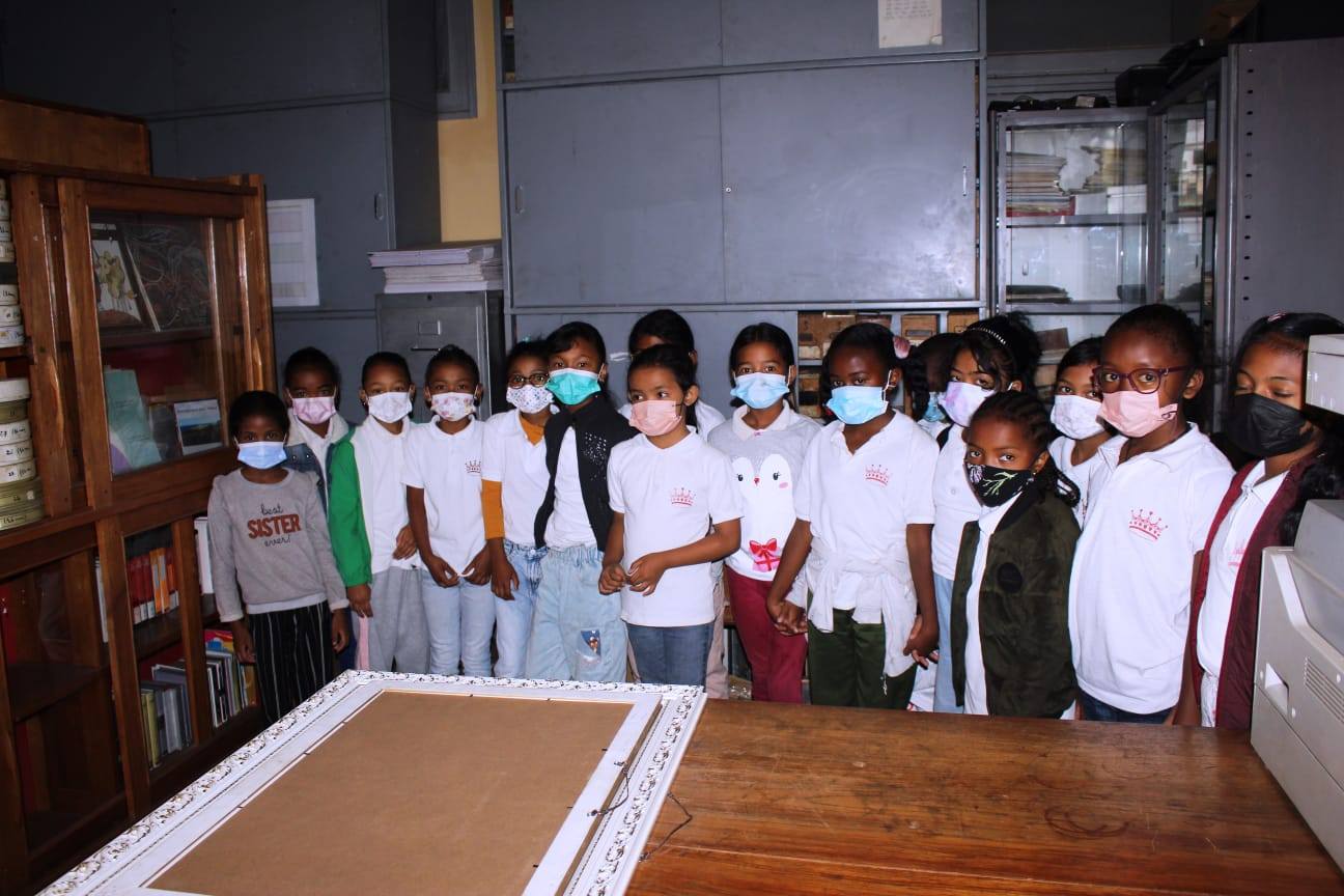 NAMPAHAFANTARIN' NY MINISTERAN' NY SERASERA SY NY KOLONTSAINA AN' IREO MPIANATRA NY ASA SY ANDRAIKITRY NY TRANOMBOKIM-PIRENENA