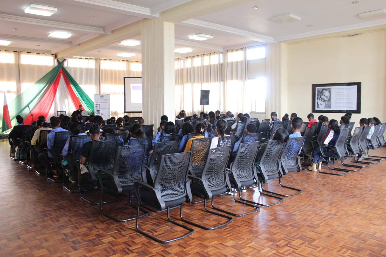 NAMPAHAFANTARIN' NY MINISTERAN' NY SERASERA SY NY KOLONTSAINA AN' IREO MPIANATRA NY ASA SY ANDRAIKITRY NY TRANOMBOKIM-PIRENENA