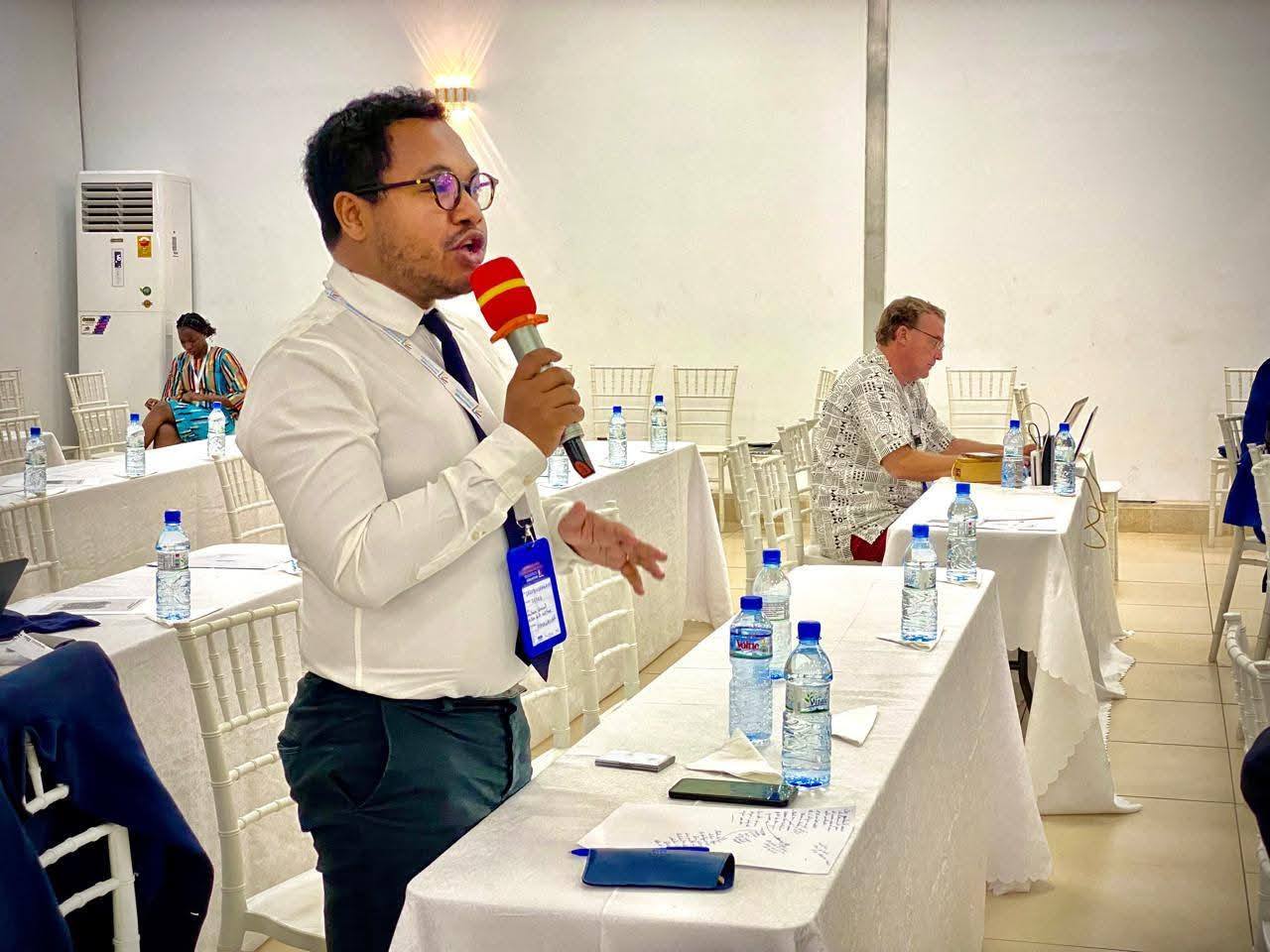 NISONGADINA TEO AMIN' NY SEHATRA AFRIKANA NY EZAKA VITAN' I MADAGASIKARA TAMIN' NY FAMETRAHANA NY " SATAN' NY MATIHANINA AMIN' NY SEHATRY NY BOKY " NA NY " CHARTES DES PROFESSIONNELS DU LIVRE "