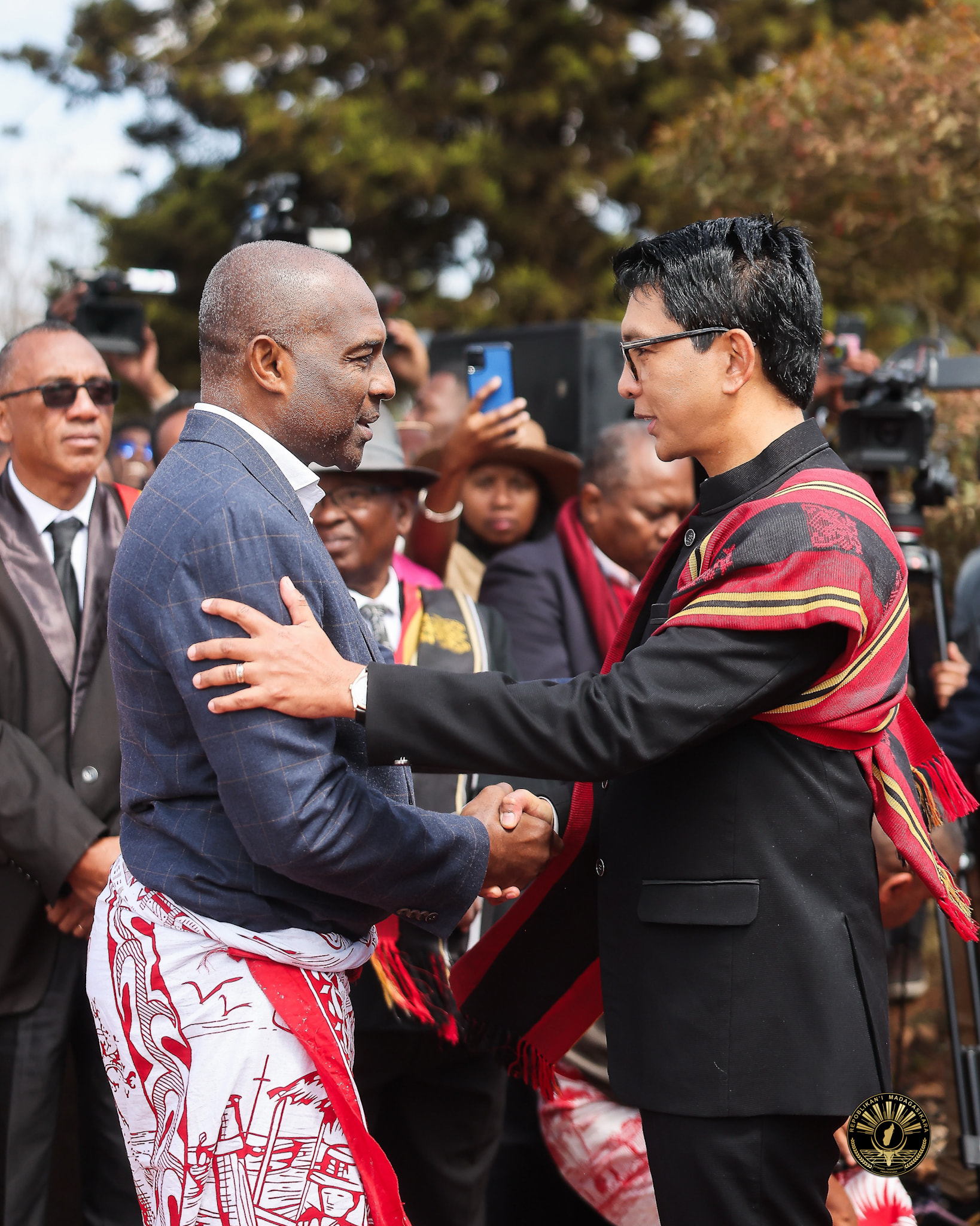 TONTOSA OMALY TENY AMIN' NY FASAN' NY MAHERIFO AVARATR' AMBOHITSAINA NY LANONANA ARA-MIARAMILA HO FANOMEZAM-BONINAHITRA SY FAMERENAN-KASINA NY AMPANJAKA TOERA SY IREO MPITARI-TAFIKA ROA LAHY LAVO HO AN' NY TANINDRAZANA TAMIN' NY 1897