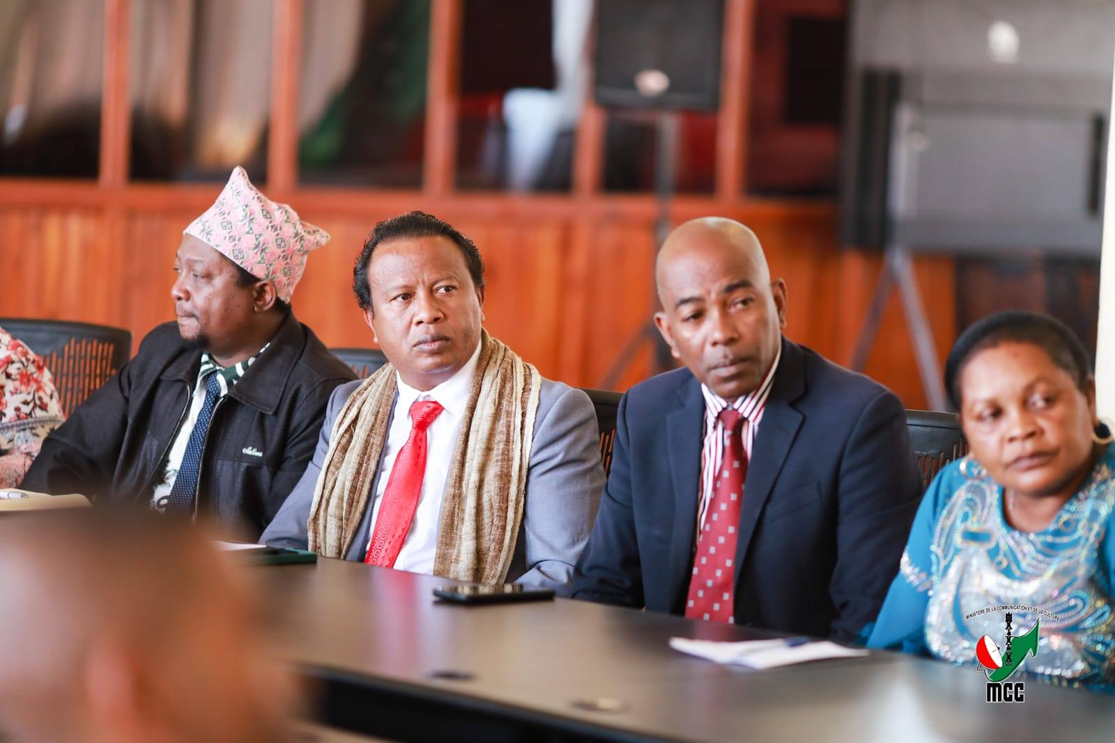 NOTANTERAHINA ANDROANY ZOMA 28 NOVAMBRA 2025 NY FIHAONANA NARAHINA FIVORIANA ARAK'ASA TEO AMIN'NY MINISITRA GASCAR FENOSOA SY IREO TALEM-PARITRY NY SERASERA SY NY KOLONTSAINA