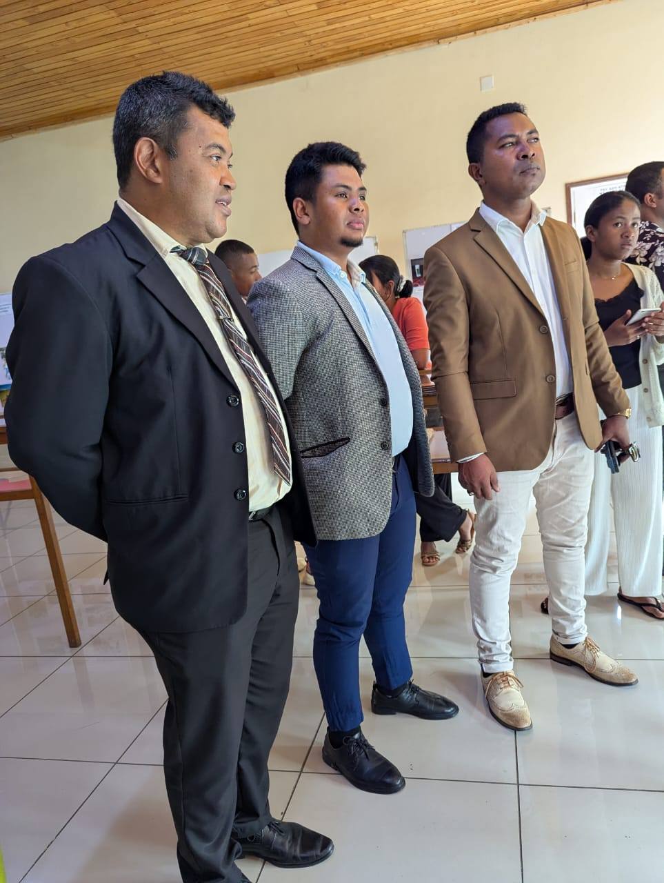 SARY MANODIDINA NY 3000 MIRAKITRA IREO ASAN' NY FIROTSAHANA AN-TSITRAPO ETO ANIVON'NY MINISTERAN' NY SERASERA SY NY KOLONTSAINA