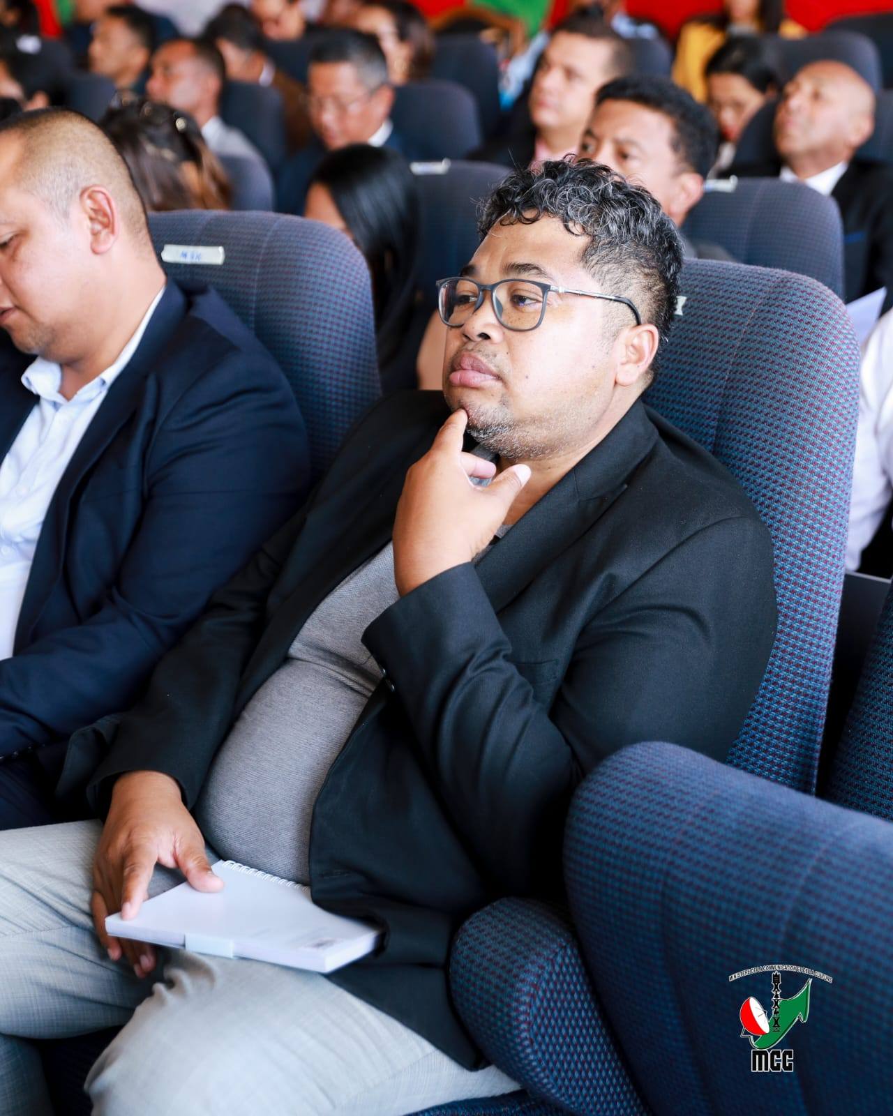 FIVORIANA NIFANATREHANA MIVANTANA TEO AMIN' NY ANTENIMIERANDOHOLONA SY IREO MINISITRA MPIKAMBANA EO ANIVON' NY GOVERNEMANTA