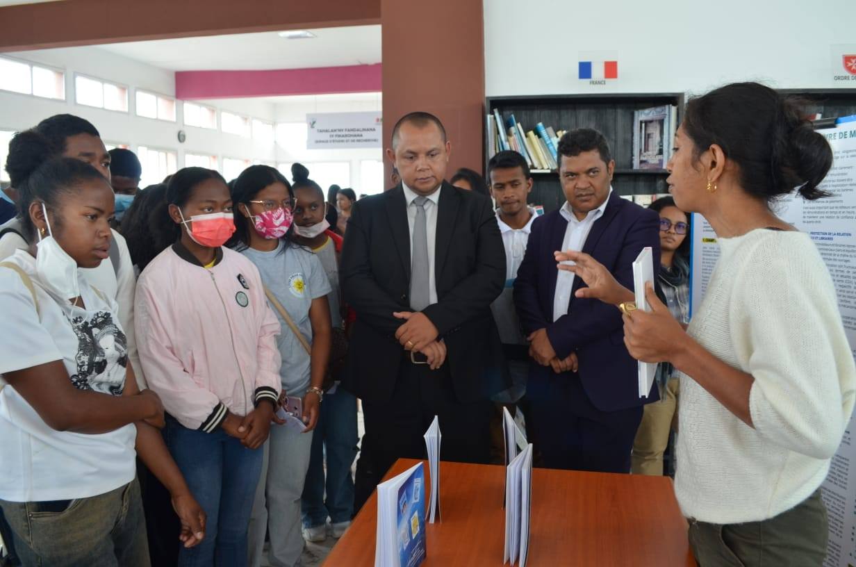 NAMPAHAFANTARIN' NY MINISTERAN' NY SERASERA SY NY KOLONTSAINA AN' IREO MPIANATRA NY ASA SY ANDRAIKITRY NY TRANOMBOKIM-PIRENENA