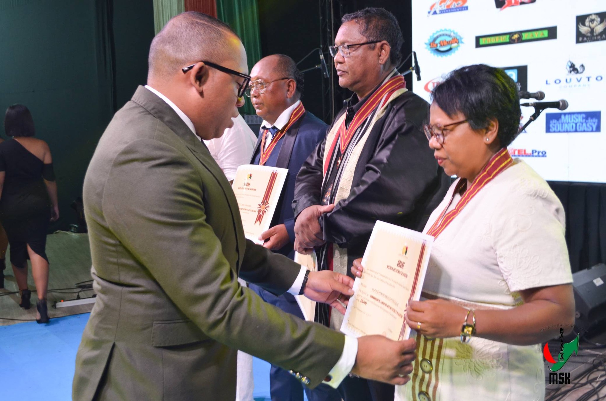 MITANA ANJARA ANDRAIKITRA GOAVANA AMIN'NY FIKOLOKOLOANA SY FANANDRATANA NY KOLONTSAINA MALAGASY NY MPIKARAKARA FAMPISEHOANA MATIHANINA