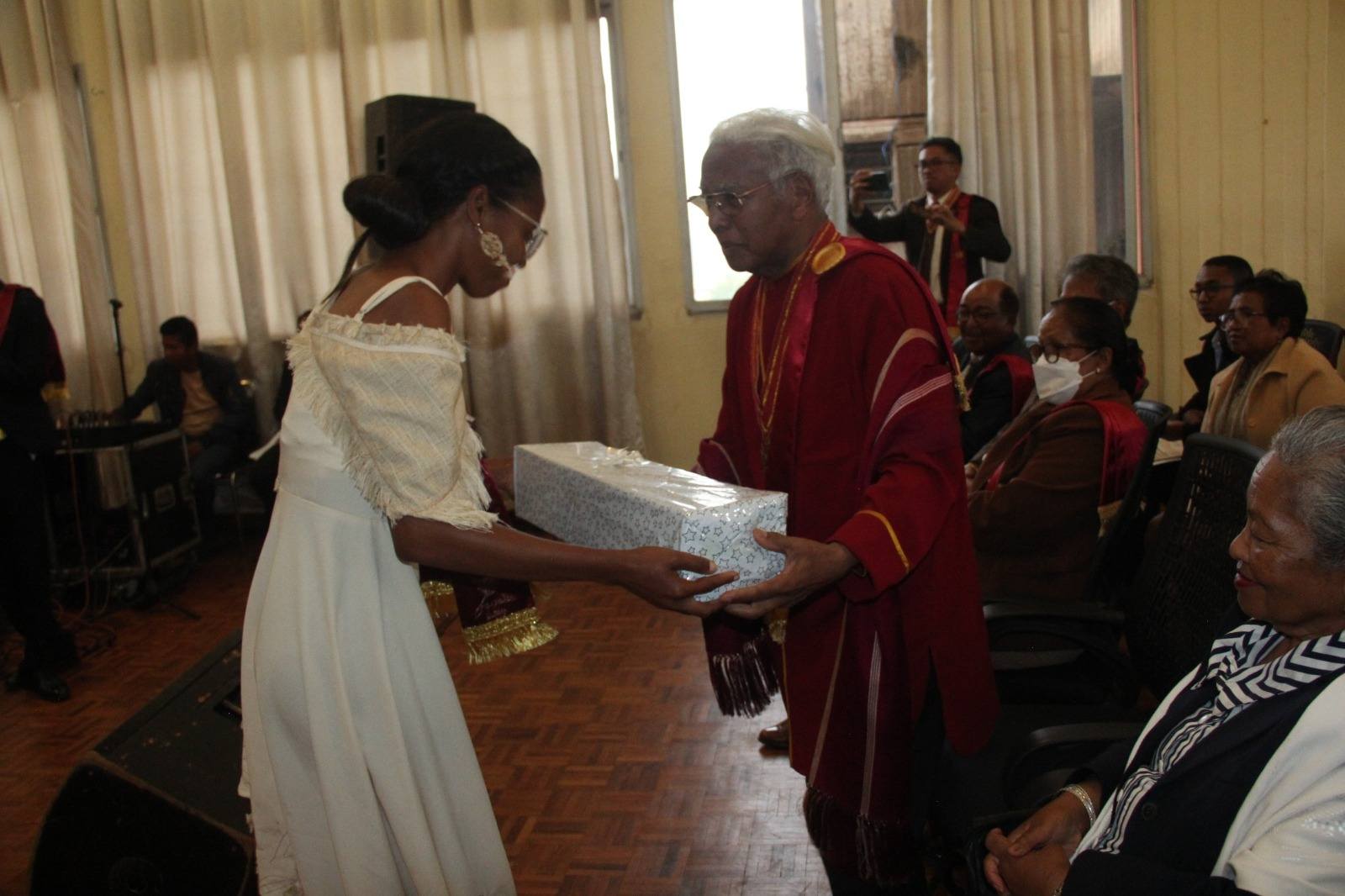 FIKAMBANAN' NY POETY SY MPANORATRA MALAGASY HAVATSA-UPEM, NOTOLORANA MARI-BONINAHITRY NY KANTO IREO MPANORATRA