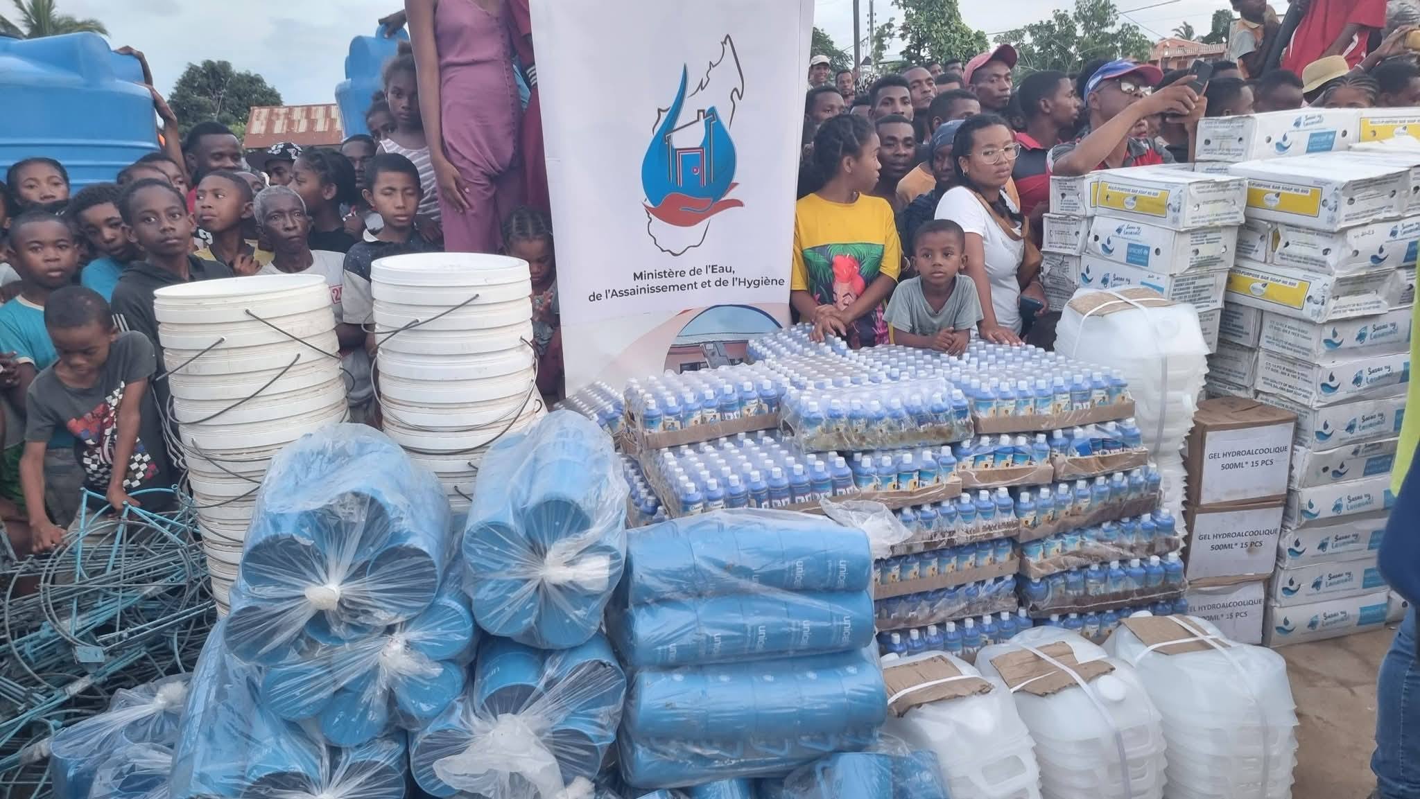 IARA-MISALAHY AMIN' IREO TOMPON' ANDRAIKITRA ISAN' AMBARATONGANY MANAO NY FAMERENANA AMIN' NY LAONINY NY FIAINAM-BAHOAKA SY NY FANARENANA NY TAKAITRA NAVELAN' NY RIVODOZA FYTIA NY FILOHA RANDRIANIRINA MICHAEL