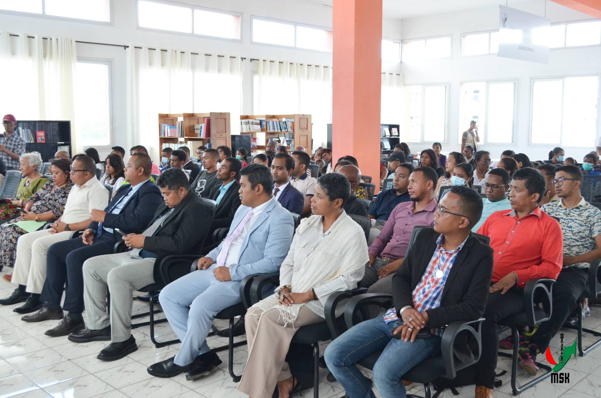 FAMPIROBOROBOANA NY TONTOLON' NY BOKY ATAON' NY MINISTERAN' NY SERASERA SY NY KOLONTSAINA NAMPAHAFANTATRA ANDROANY NY DIARIN' I ANNE FRANK VITA TENY MALAGASY