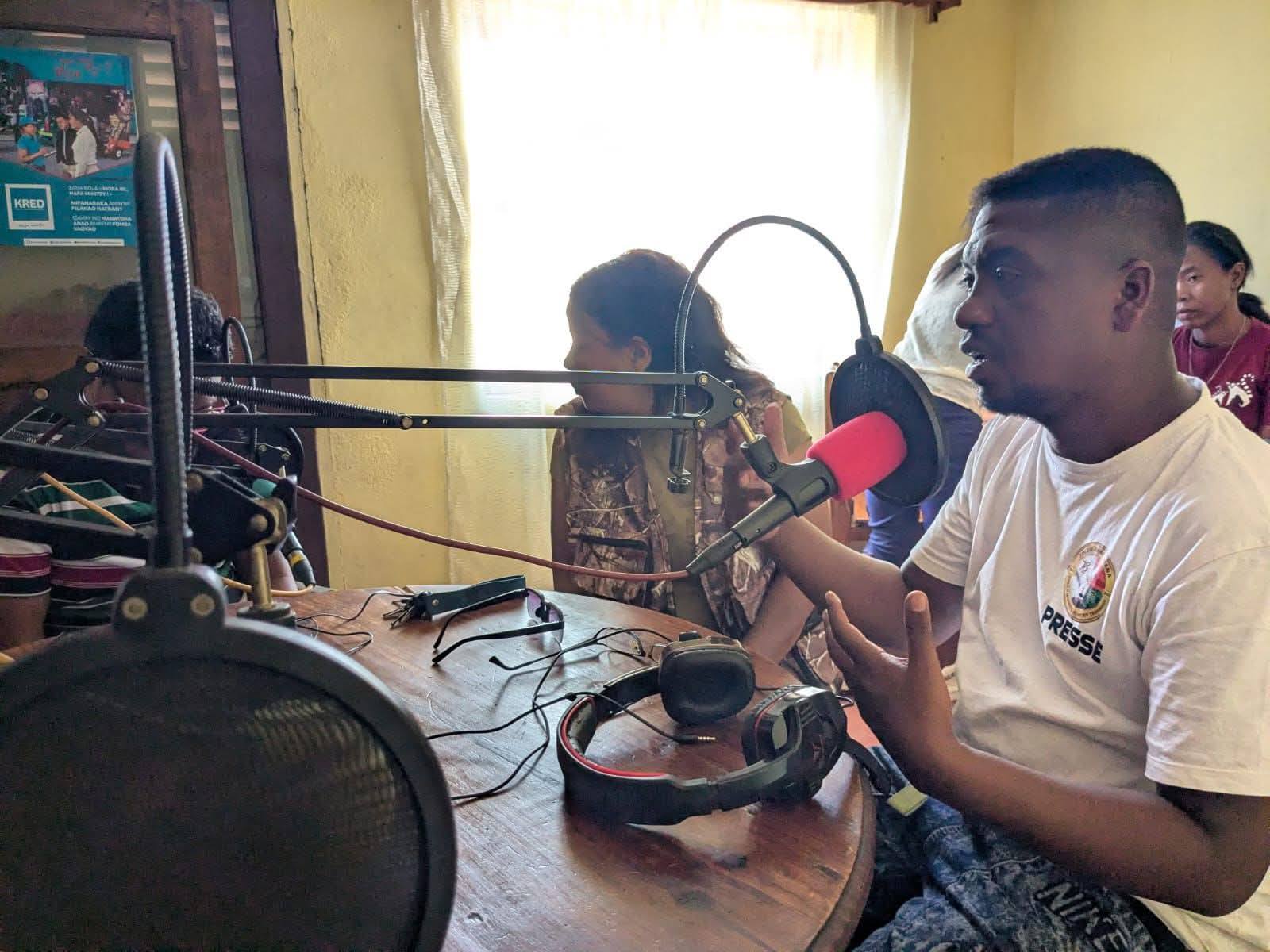 NIARA-NANAMARIKA NY ANDRO MANERAN-TANY HO AN' NY RADIO IREO ONJAMPEO MARO MANERANA NY NOSY