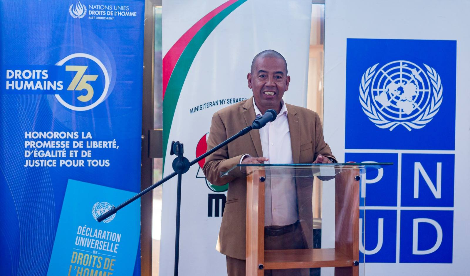 ATRIKASA FANOMBOHAN' NY TETIKASA MOMBA NY FAHALALAHANA MANEHO HEVITRA, IREO FITAOVAN-TSERASERA VAOVAO, FAMPIROBOROBOANA NY ORINASAN-TSERASERA MALALAKA, MAHALEOTENA SY MAROLOKO