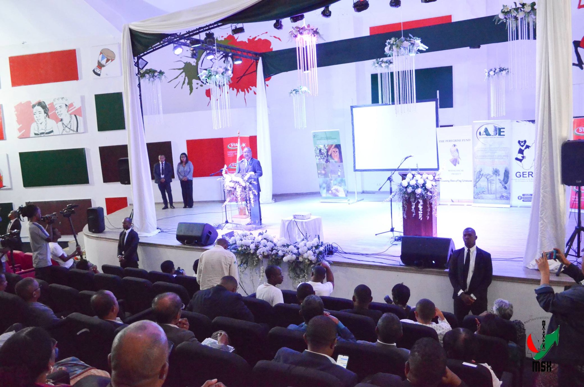 NOTOLORAN' NY AJE-FIKAMBANAN' NY MPANAO GAZETY MIKIRAKIRA NY TONTOLO IAINANA MARI-PANKASITAHANA IREO OLO-MALAZAN' NY FIKAROHANA ARA-TSIANSA