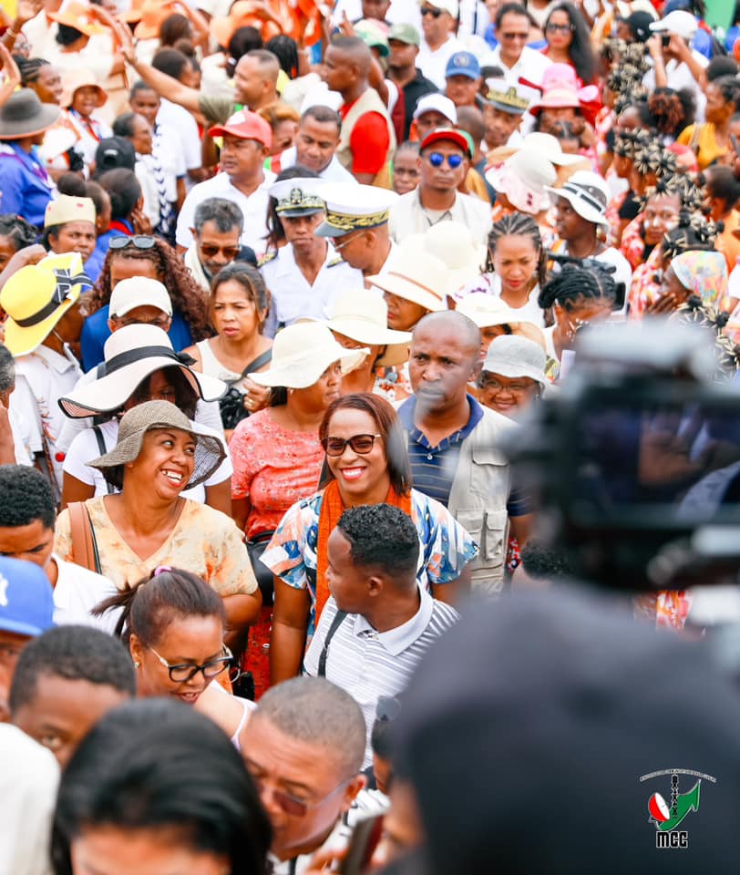 MANAN-KASINA NY VEHIVAVY ! MANAN-DANJA NY FANIRIANY, MENDRIKA HO TANTERAHINA NY NOFINOFINY