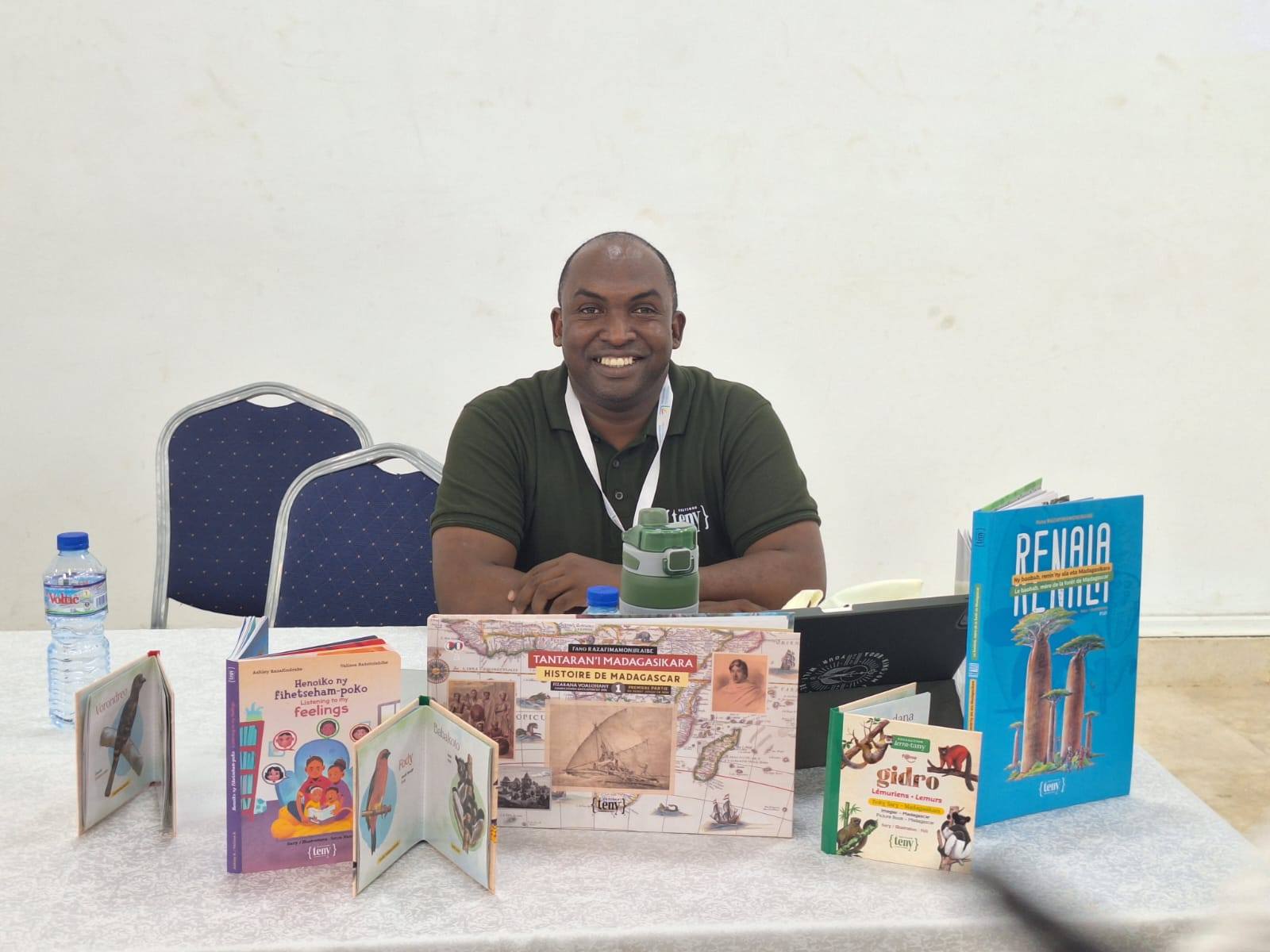 NISONGADINA TEO AMIN' NY SEHATRA AFRIKANA NY EZAKA VITAN' I MADAGASIKARA TAMIN' NY FAMETRAHANA NY " SATAN' NY MATIHANINA AMIN' NY SEHATRY NY BOKY " NA NY " CHARTES DES PROFESSIONNELS DU LIVRE "