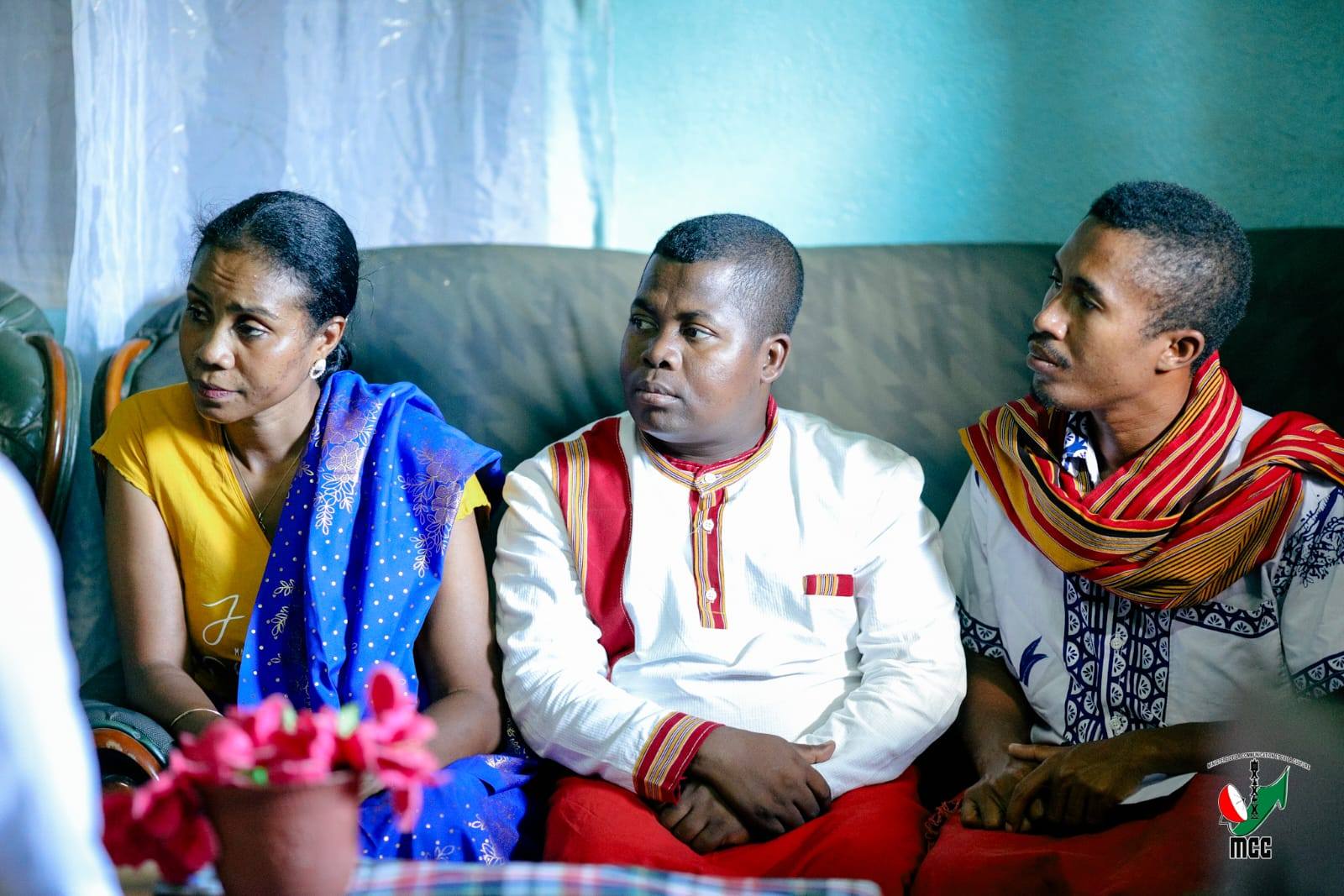 TONGA NITSIDIKA NY RAY AMAN-DRENY ARA-DRAZANA " MPANJAKA ISSA TSIMIARO III ", NY MINISITRY NY SERASERA SY NY KOLONTSAINA, RAMATOA MARA VOLAMIRANTY DONNA