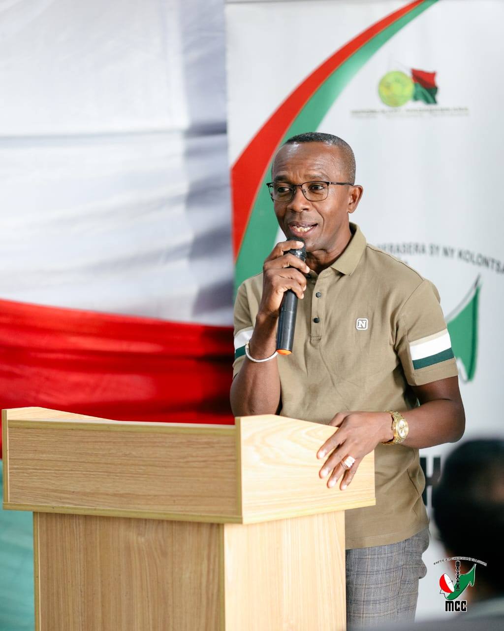 MITOHY HATRANY NY FAMPITAOVANA ATAON' NY FITONDRAM-PANJAKANA HO AN' IREO RAFITRA ENY IFOTONY